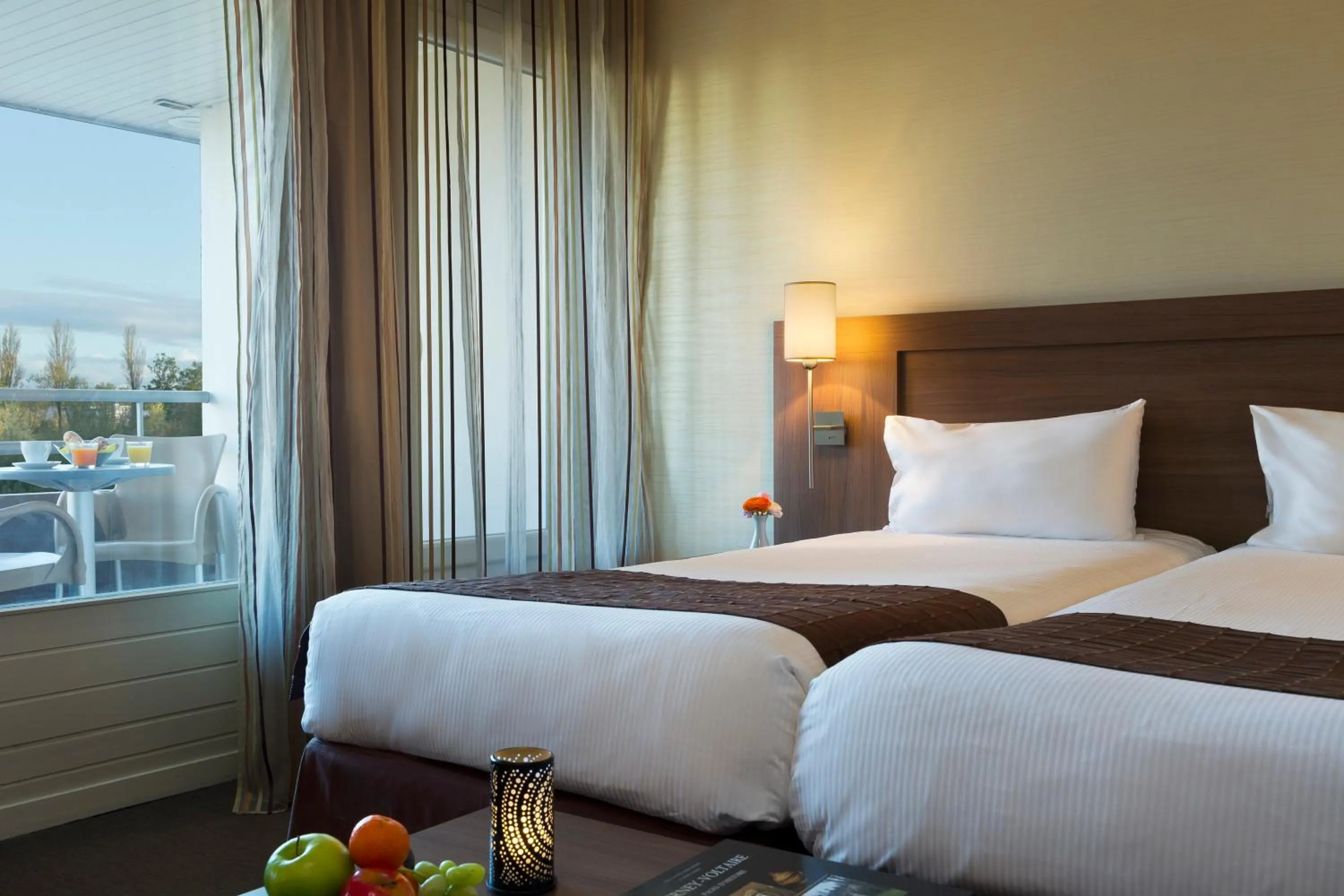 Balcony/Terrace, Bed in Résidence la Réserve Genève Ferney Voltaire