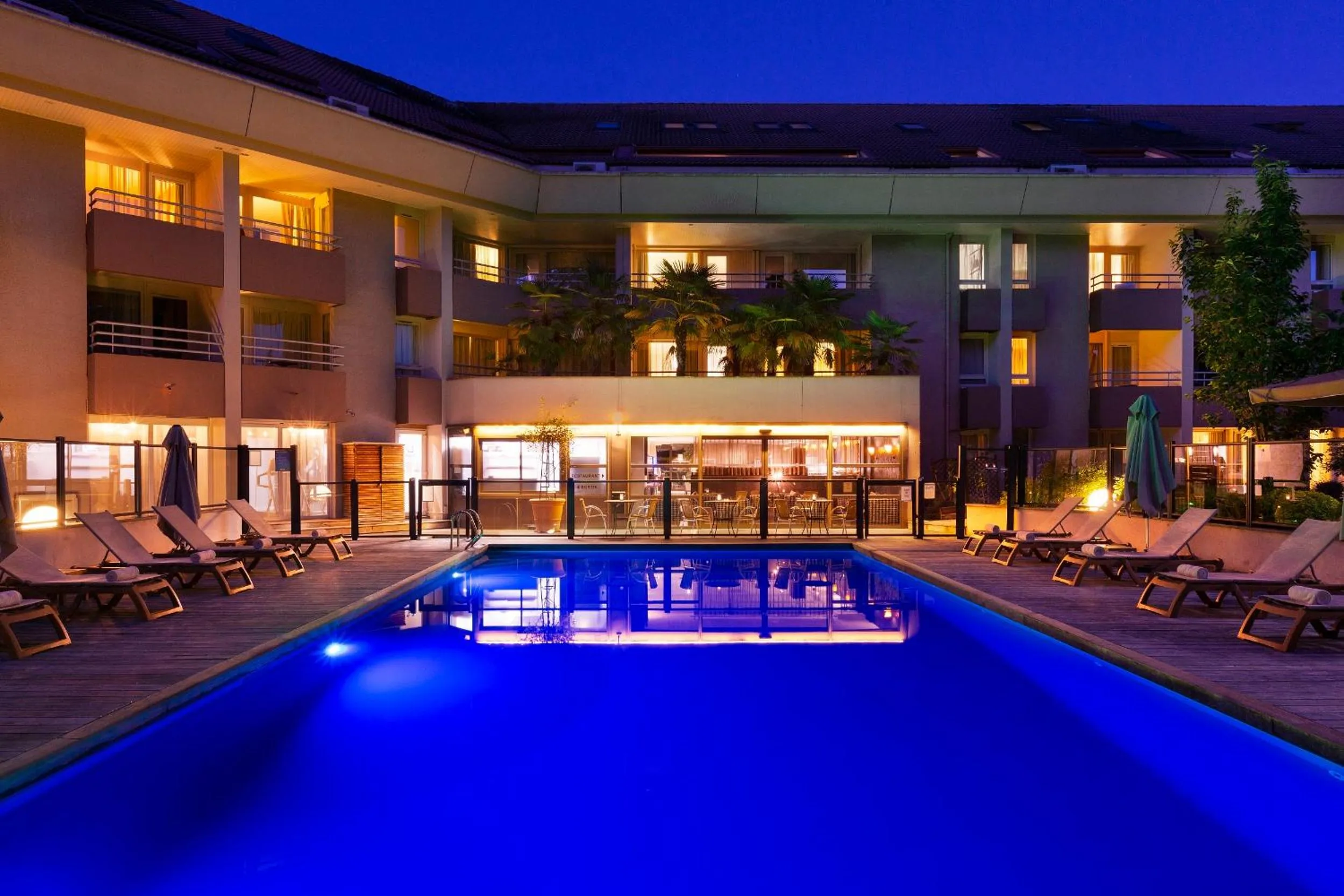 Swimming pool in Résidence la Réserve Genève Ferney Voltaire