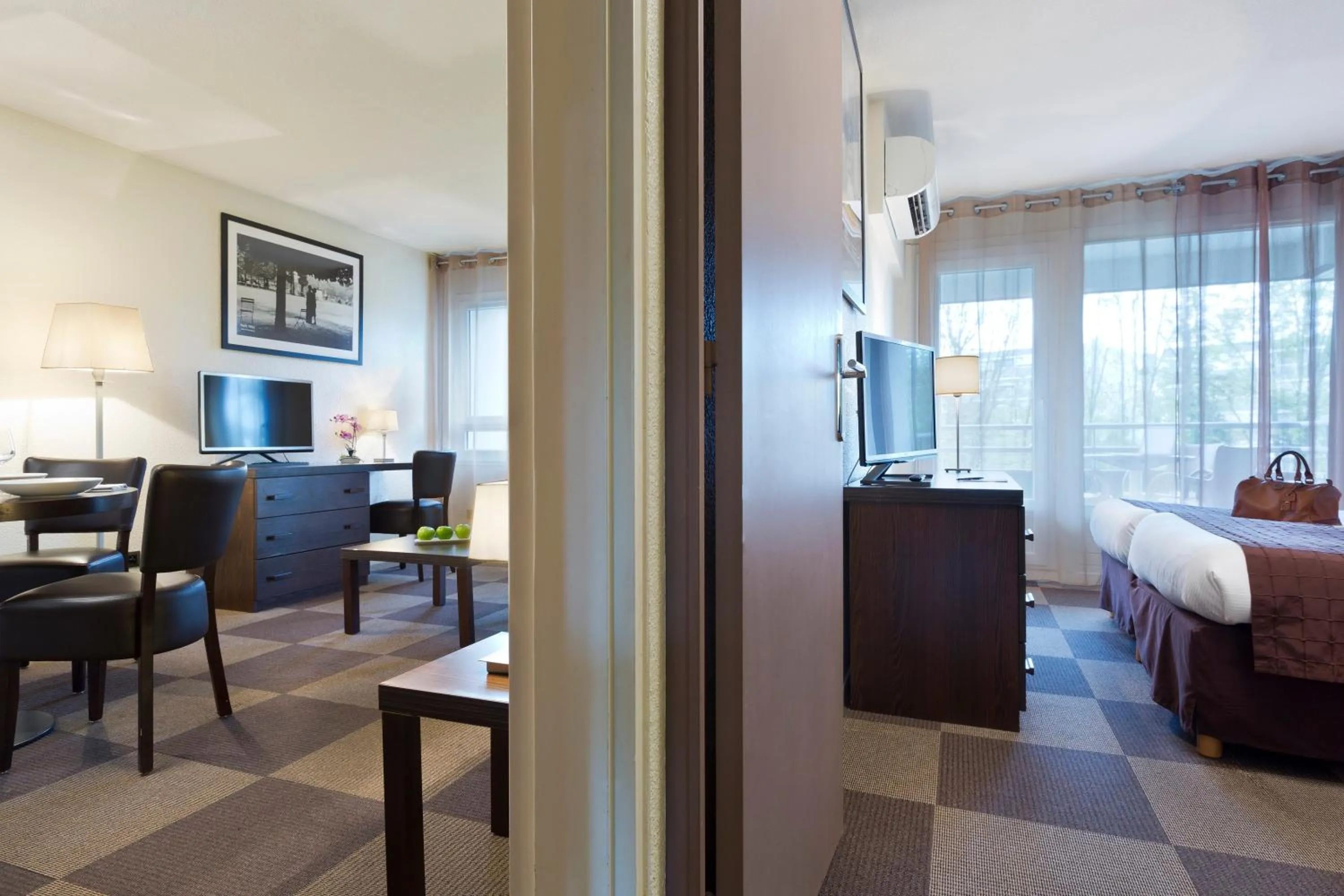 TV and multimedia, Bed in Résidence la Réserve Genève Ferney Voltaire