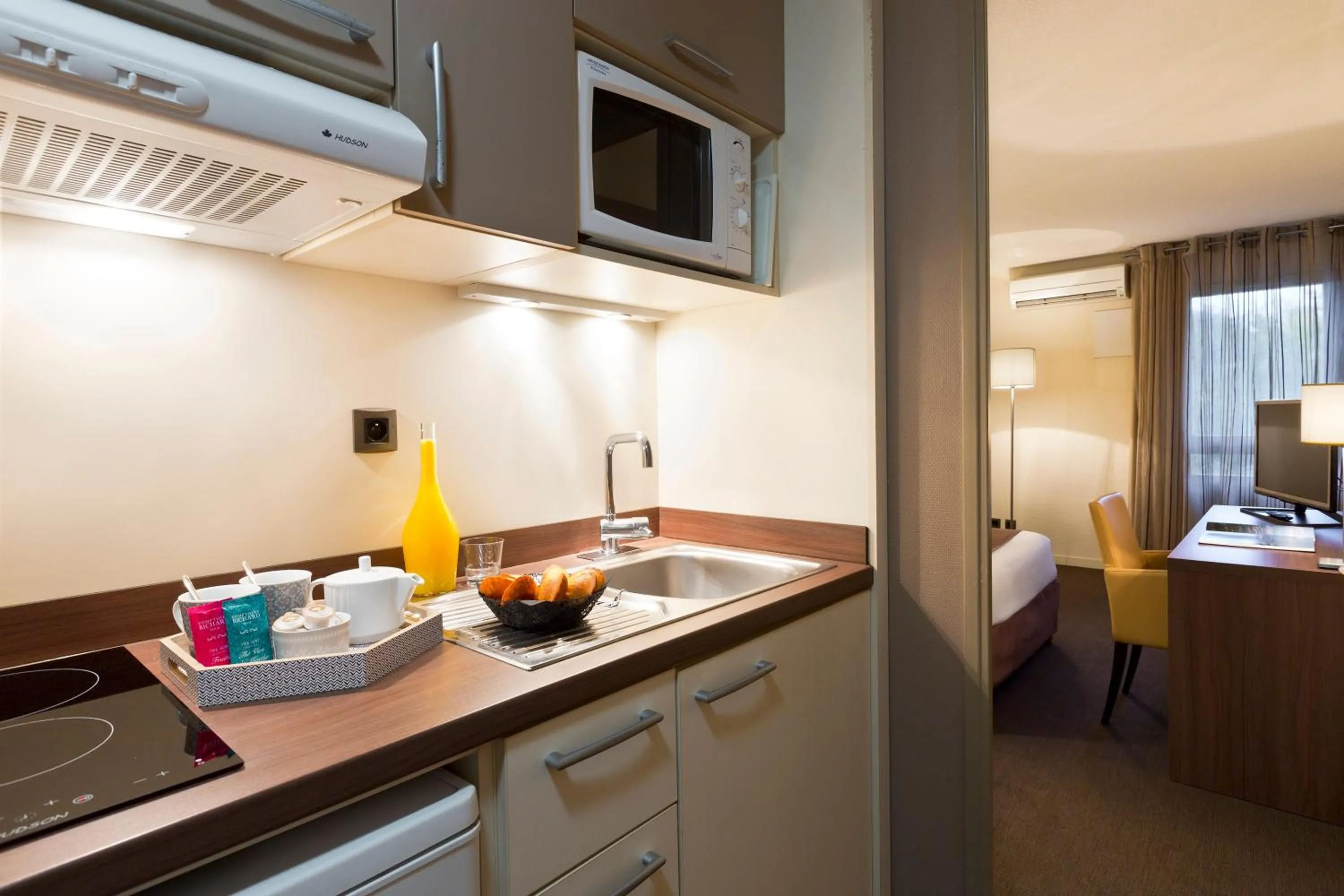 Kitchen or kitchenette, Bed in Résidence la Réserve Genève Ferney Voltaire