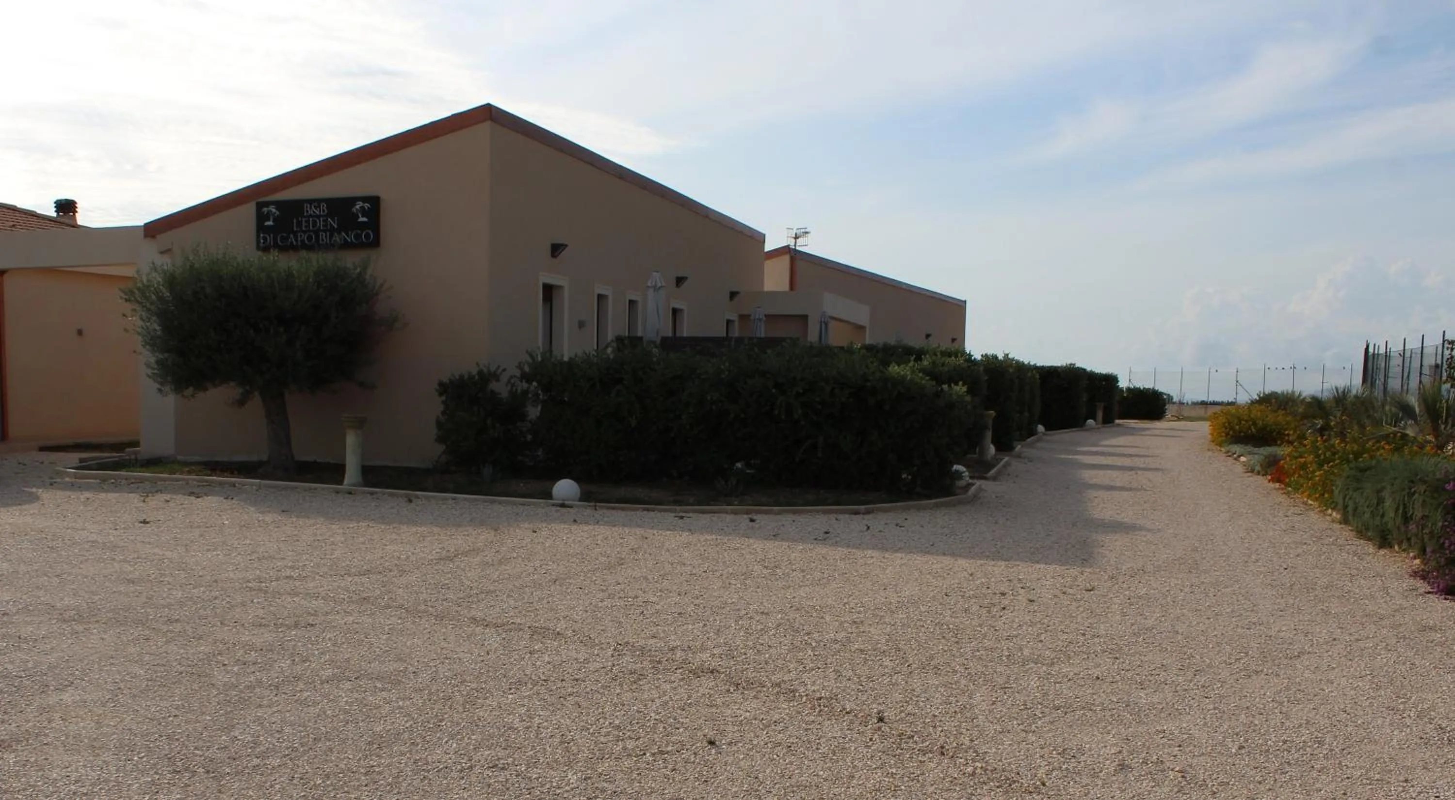 Garden view in B&B L'EDEN DI CAPO BIANCO