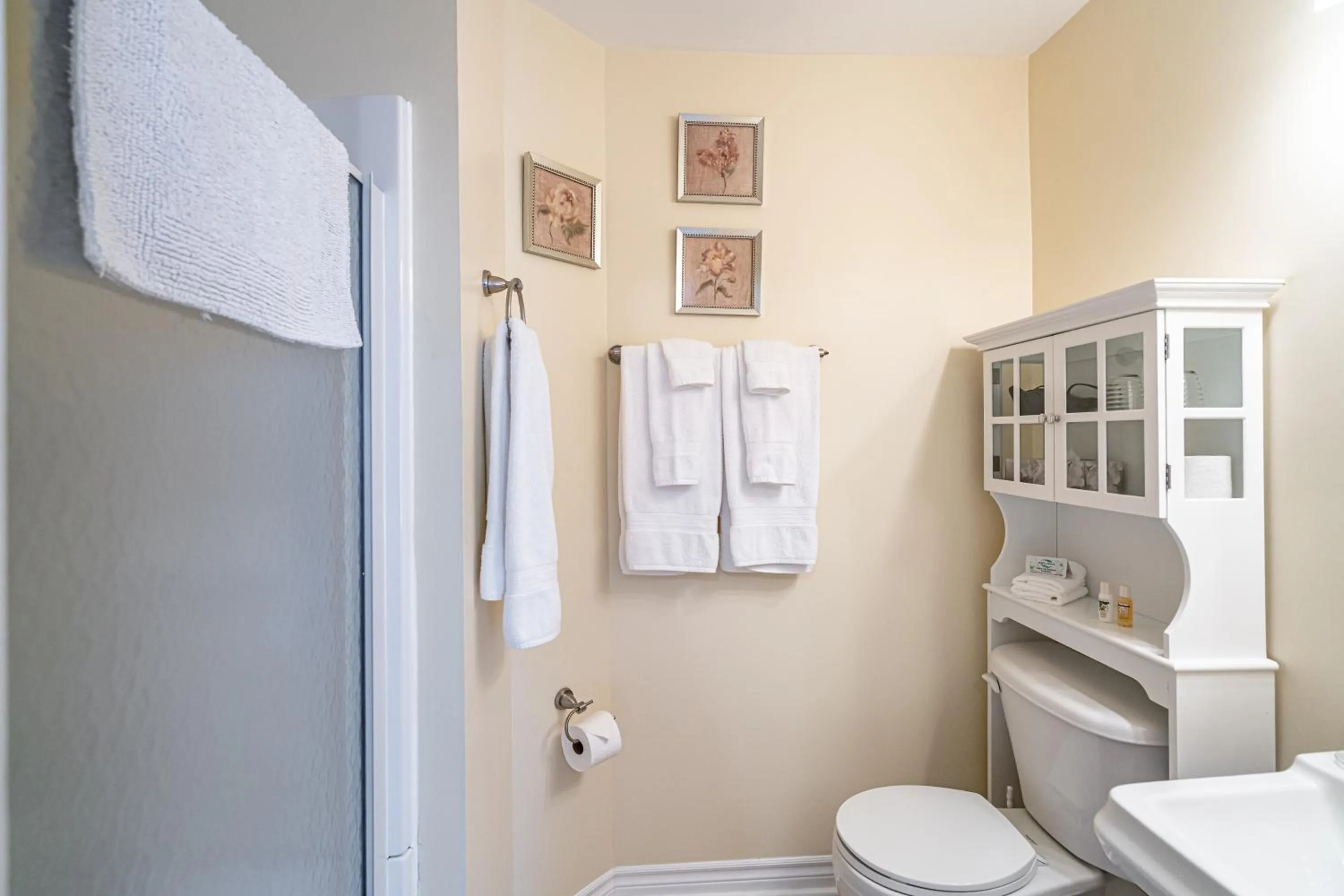 Bathroom in Abacot Hall Bed & Breakfast