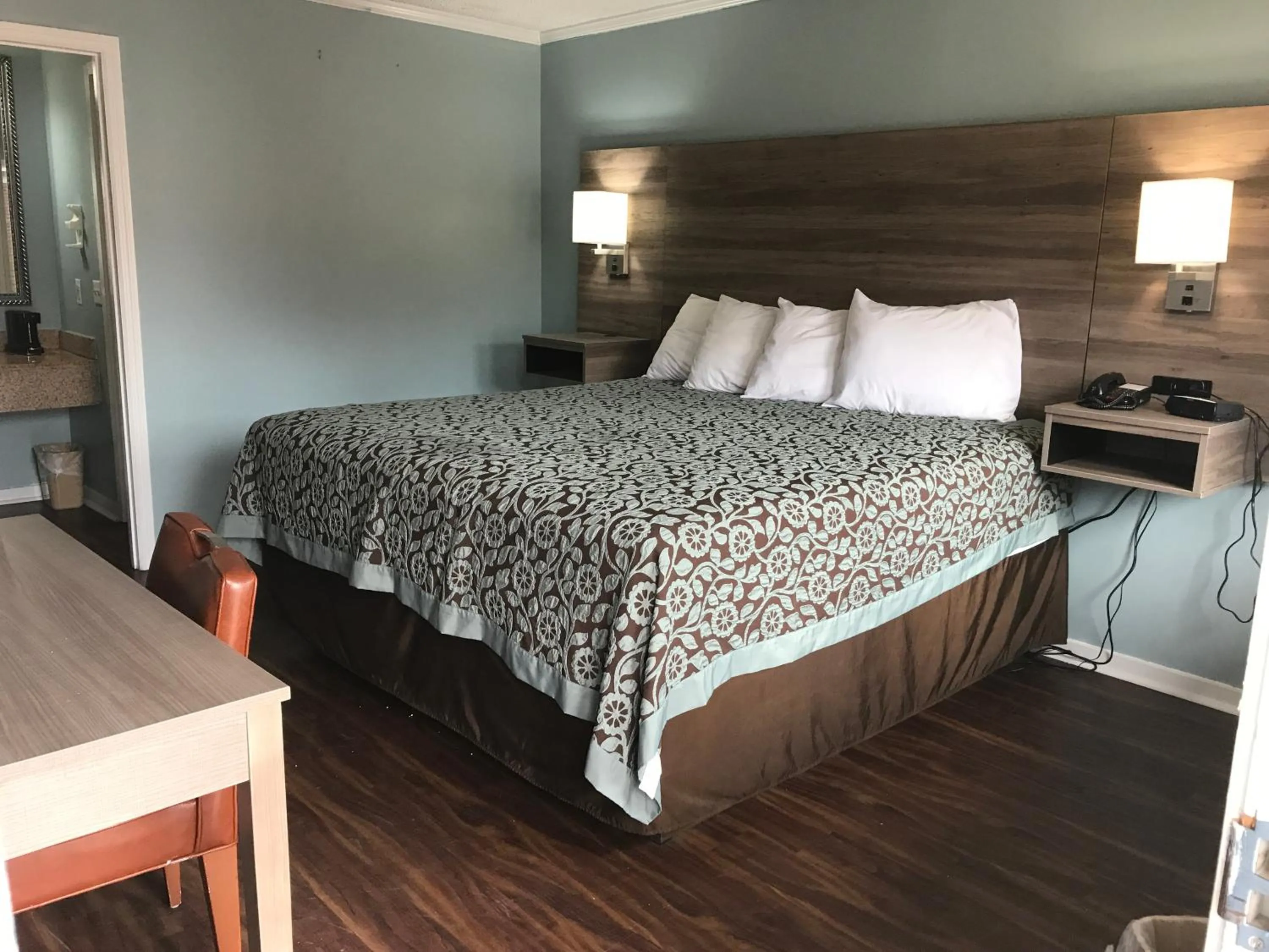 Bed in Winton Inn & Suites