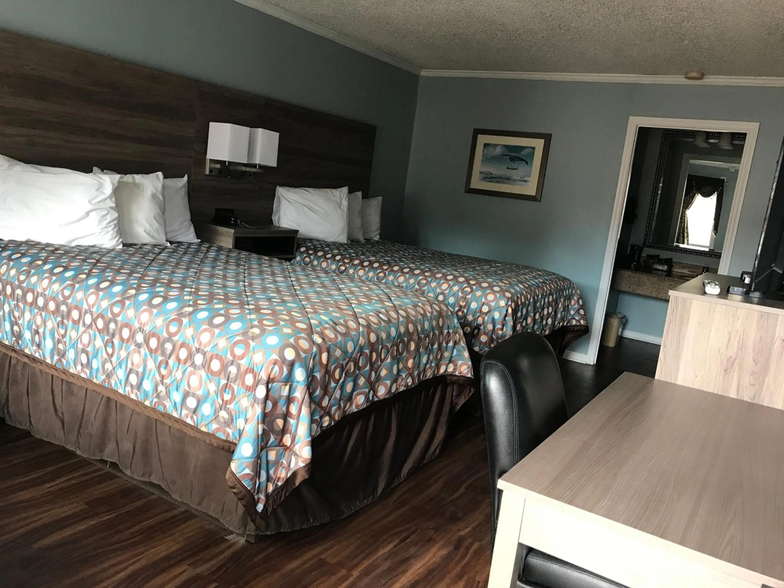 Bed in Winton Inn & Suites