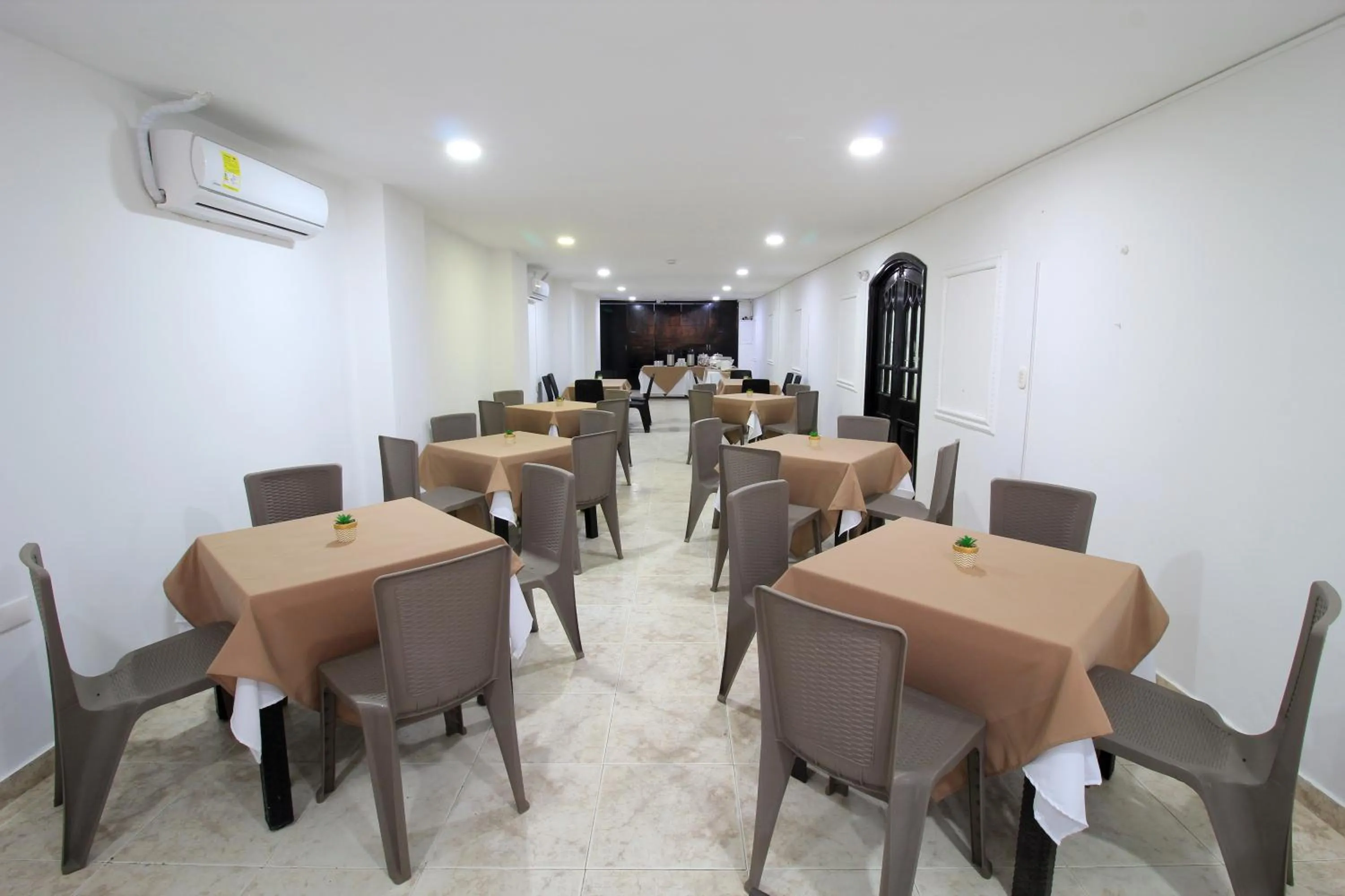 Restaurant/places to eat in Hotel Rodadero Inn By GEH Suites