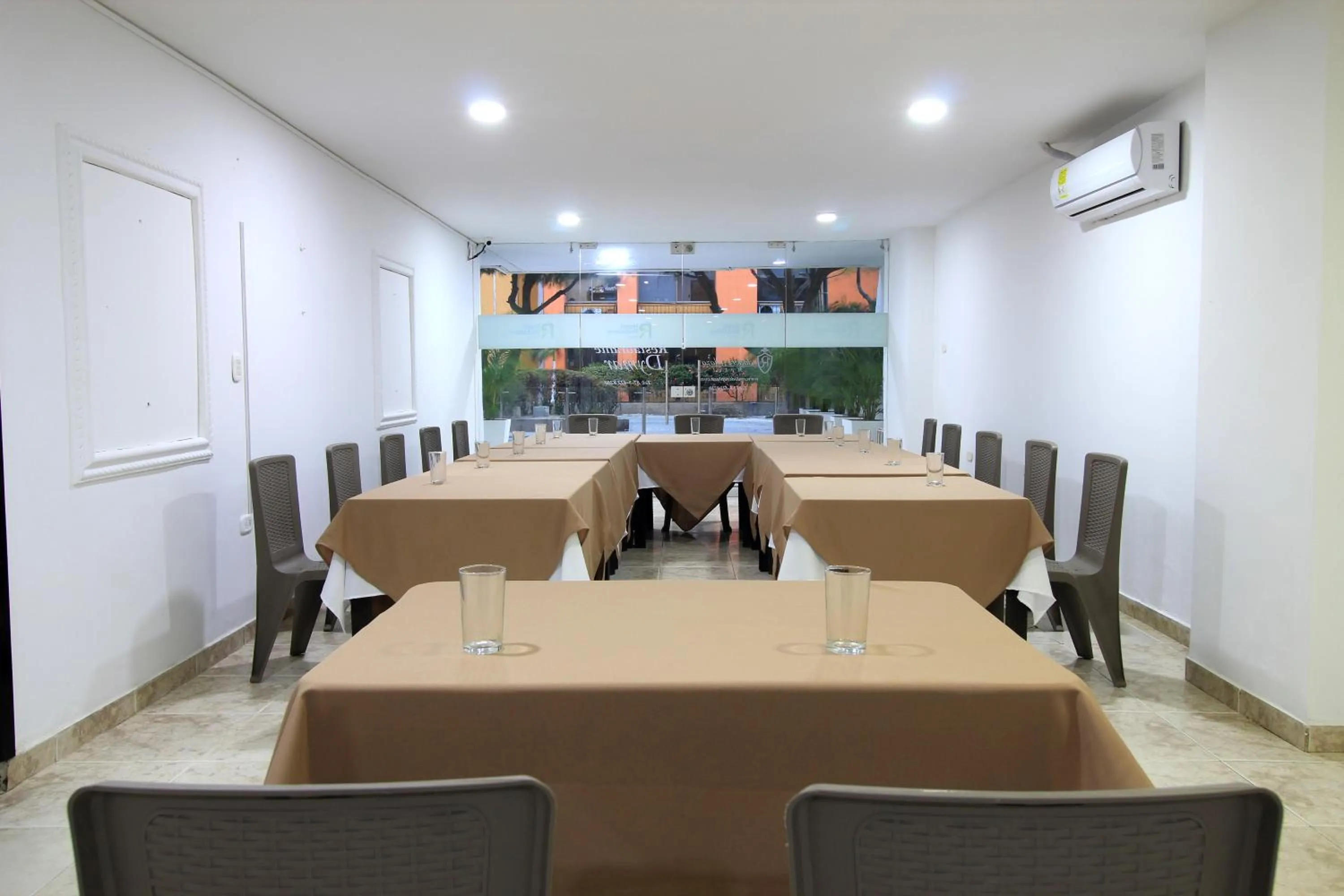Restaurant/places to eat in Hotel Rodadero Inn By GEH Suites