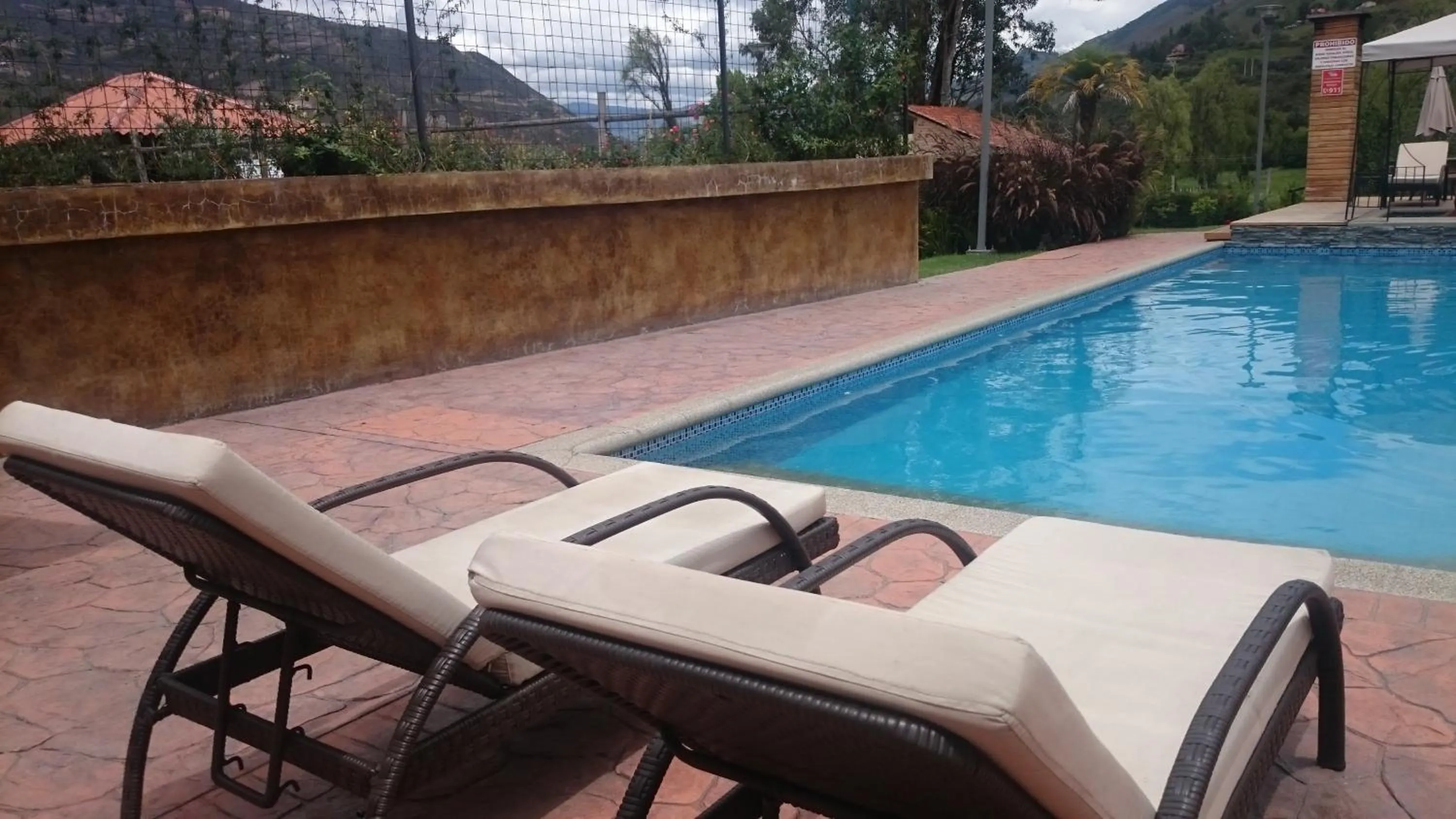 Swimming pool in Hosteria Arhaná