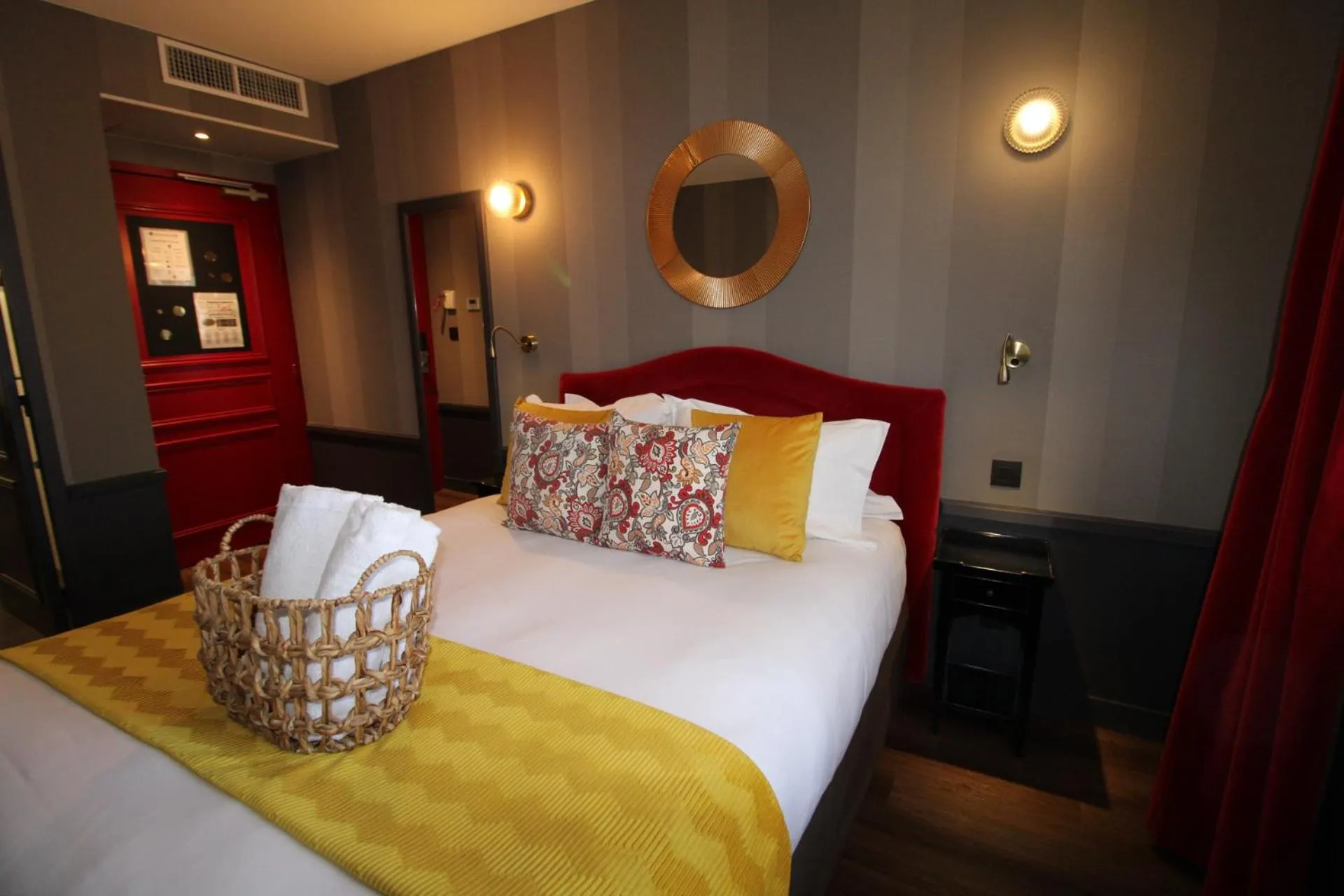 Photo of the whole room, Bed in Hôtel Alexandra