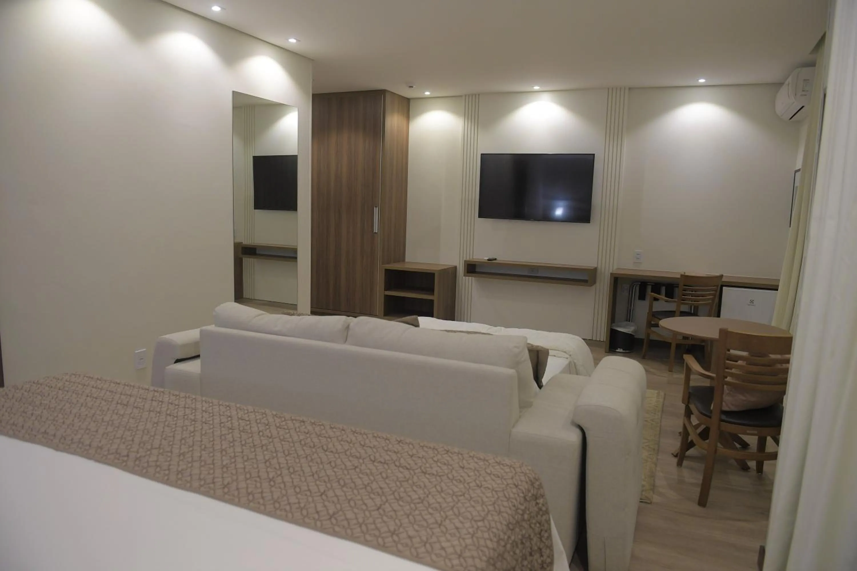 Photo of the whole room, Bed in Villas Hotel