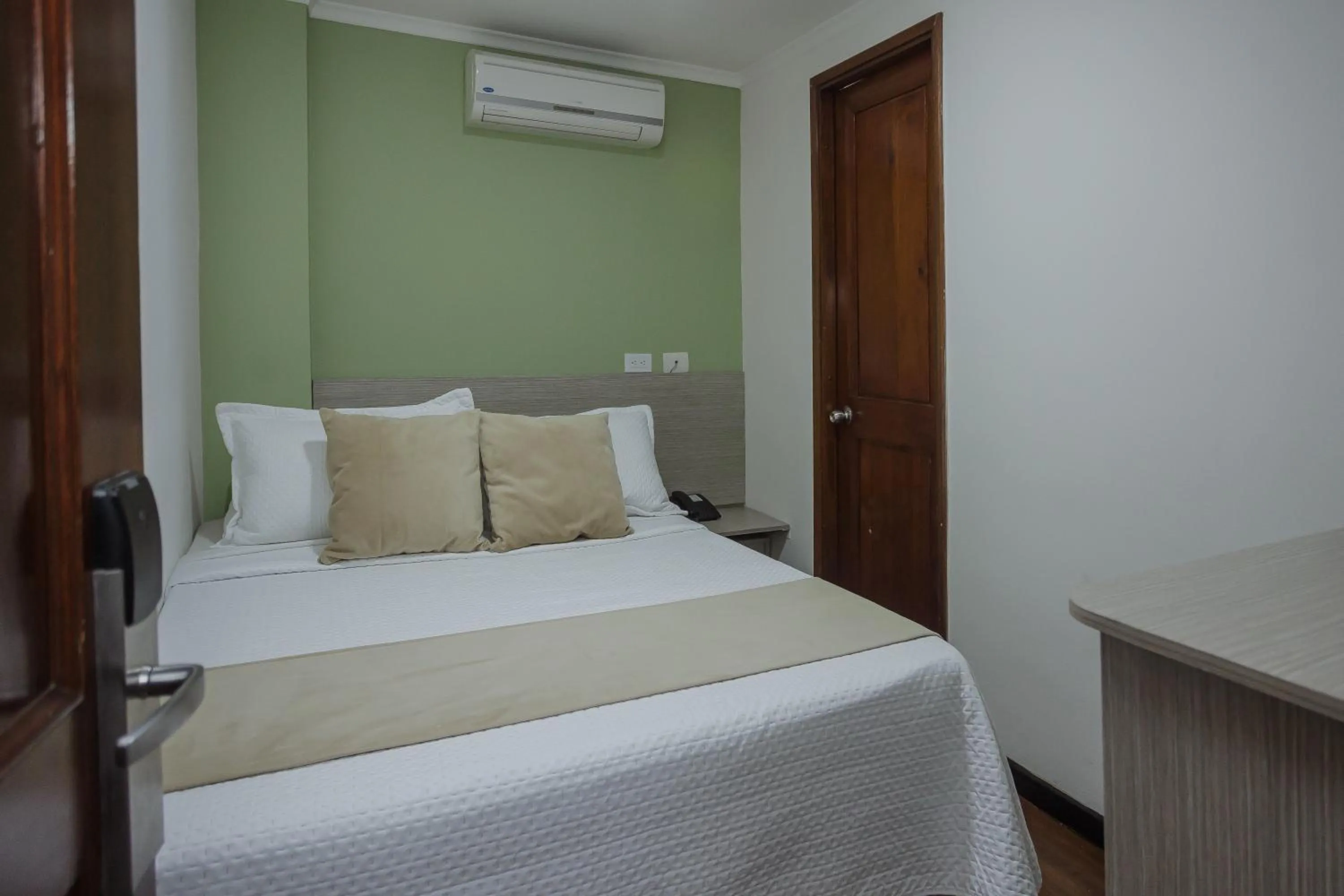 Photo of the whole room, Bed in Hotel Portón Sabaneta