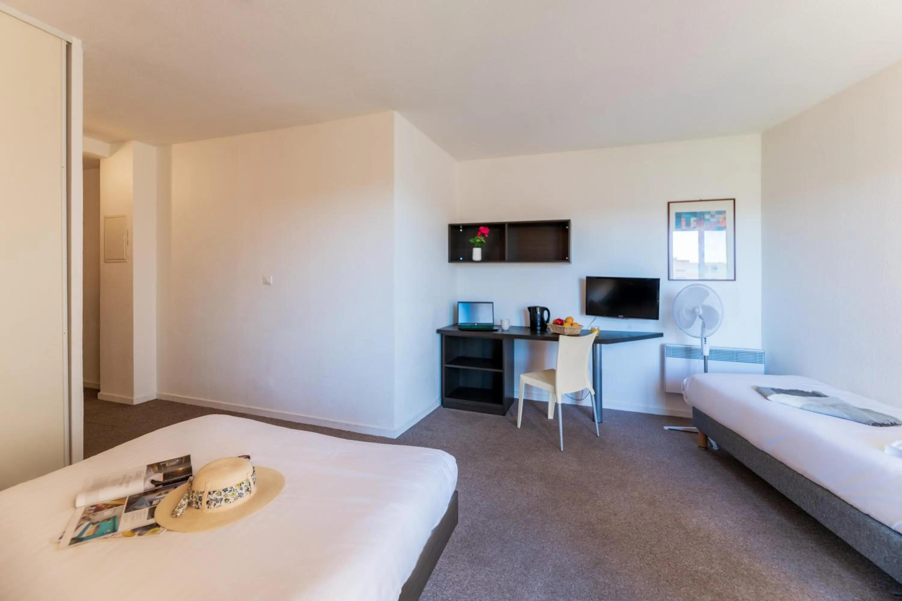 Bedroom, Bed in Cerise Valence