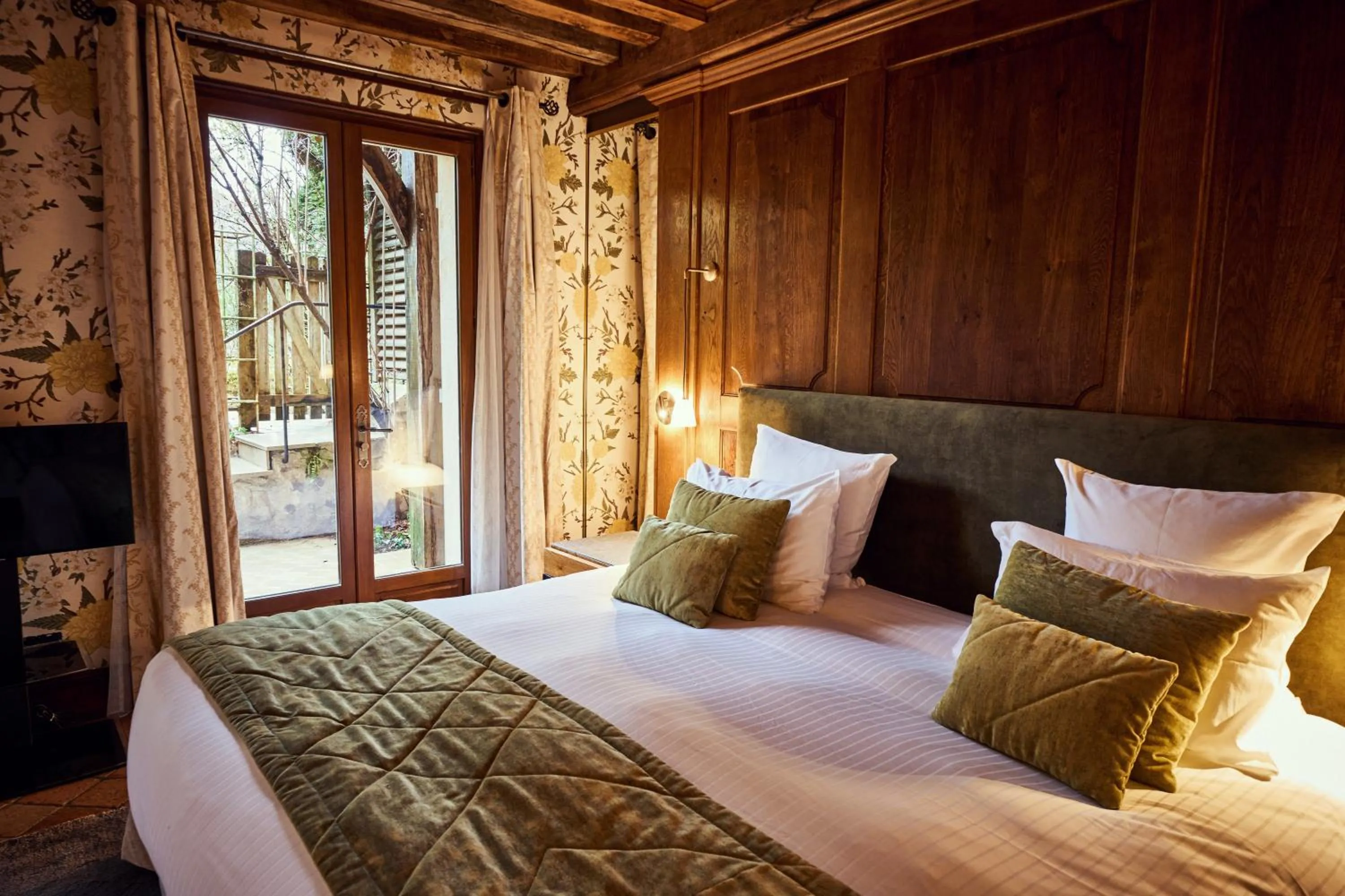 Photo of the whole room, Bed in Relais Bernard Loiseau