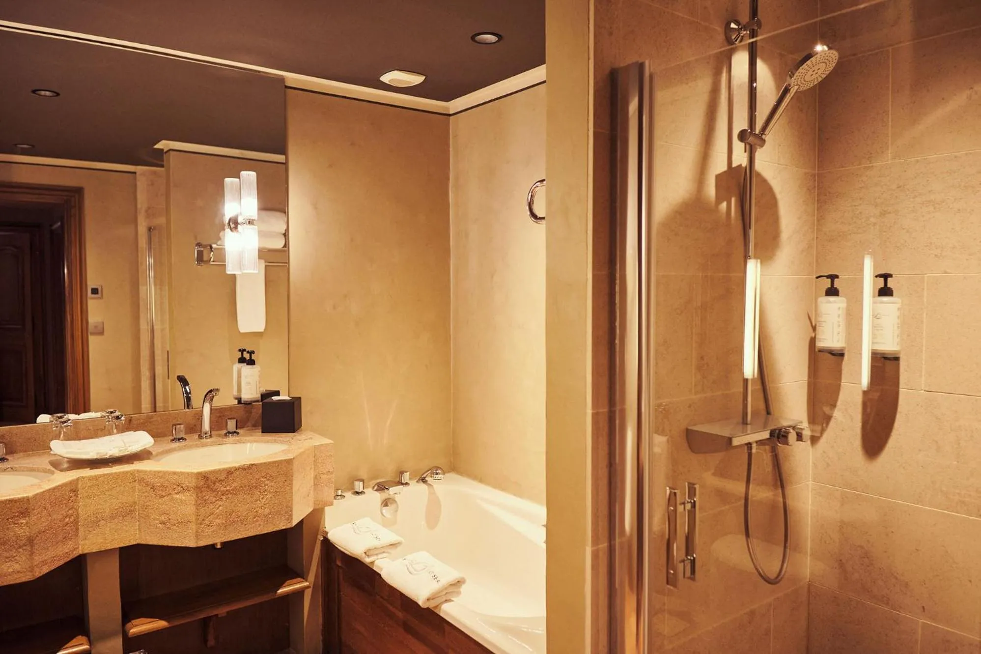 Shower in Relais Bernard Loiseau