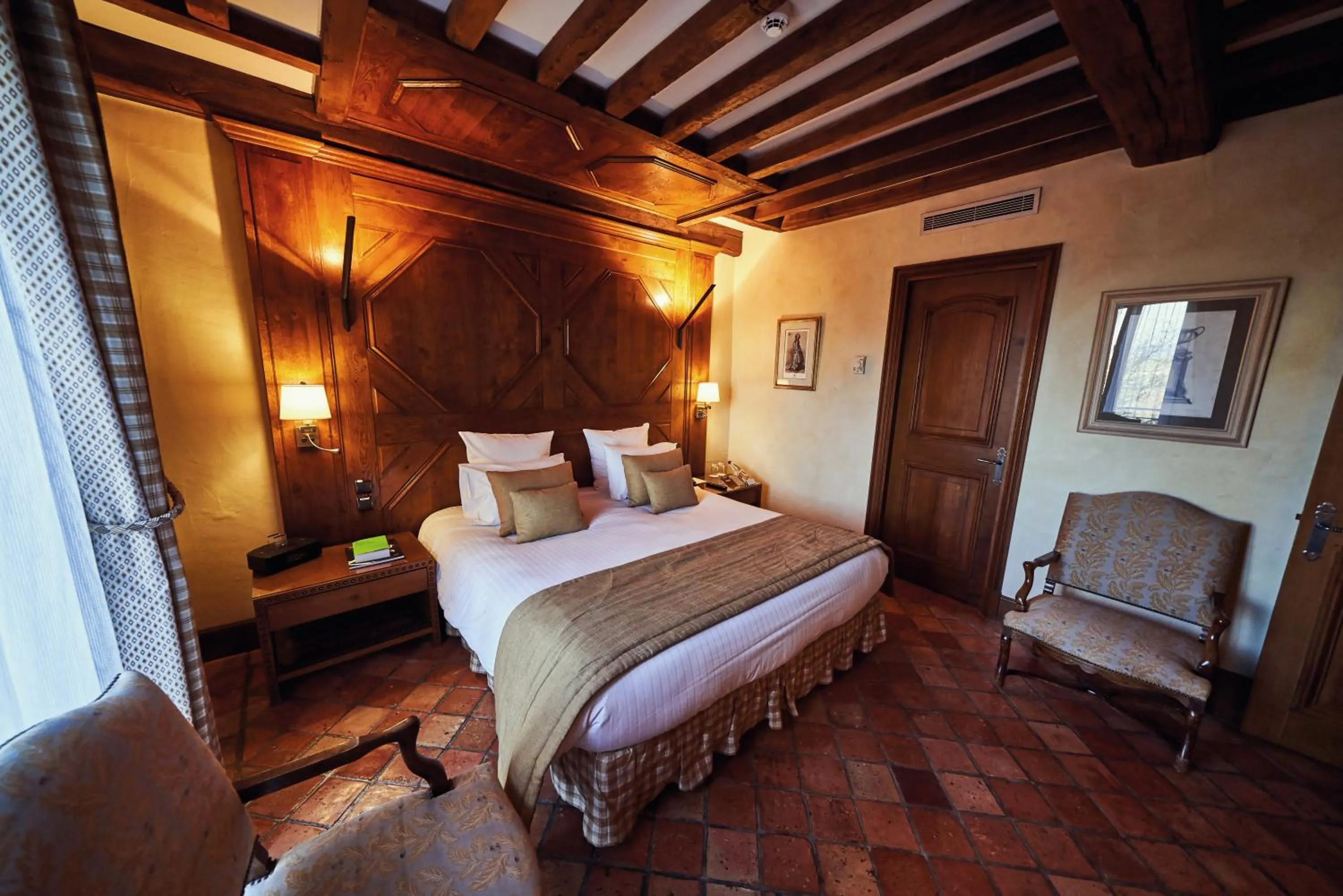 Photo of the whole room, Bed in Relais Bernard Loiseau