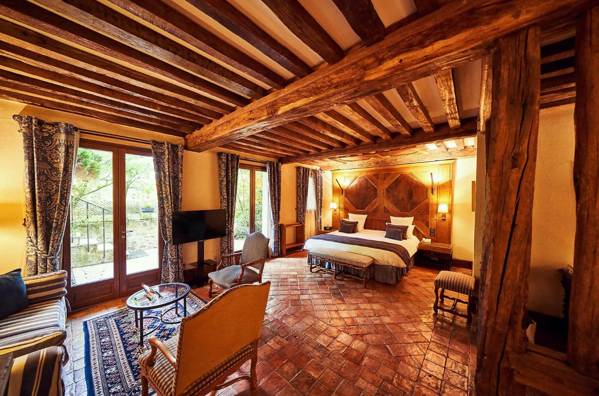 Photo of the whole room, Bed in Relais Bernard Loiseau