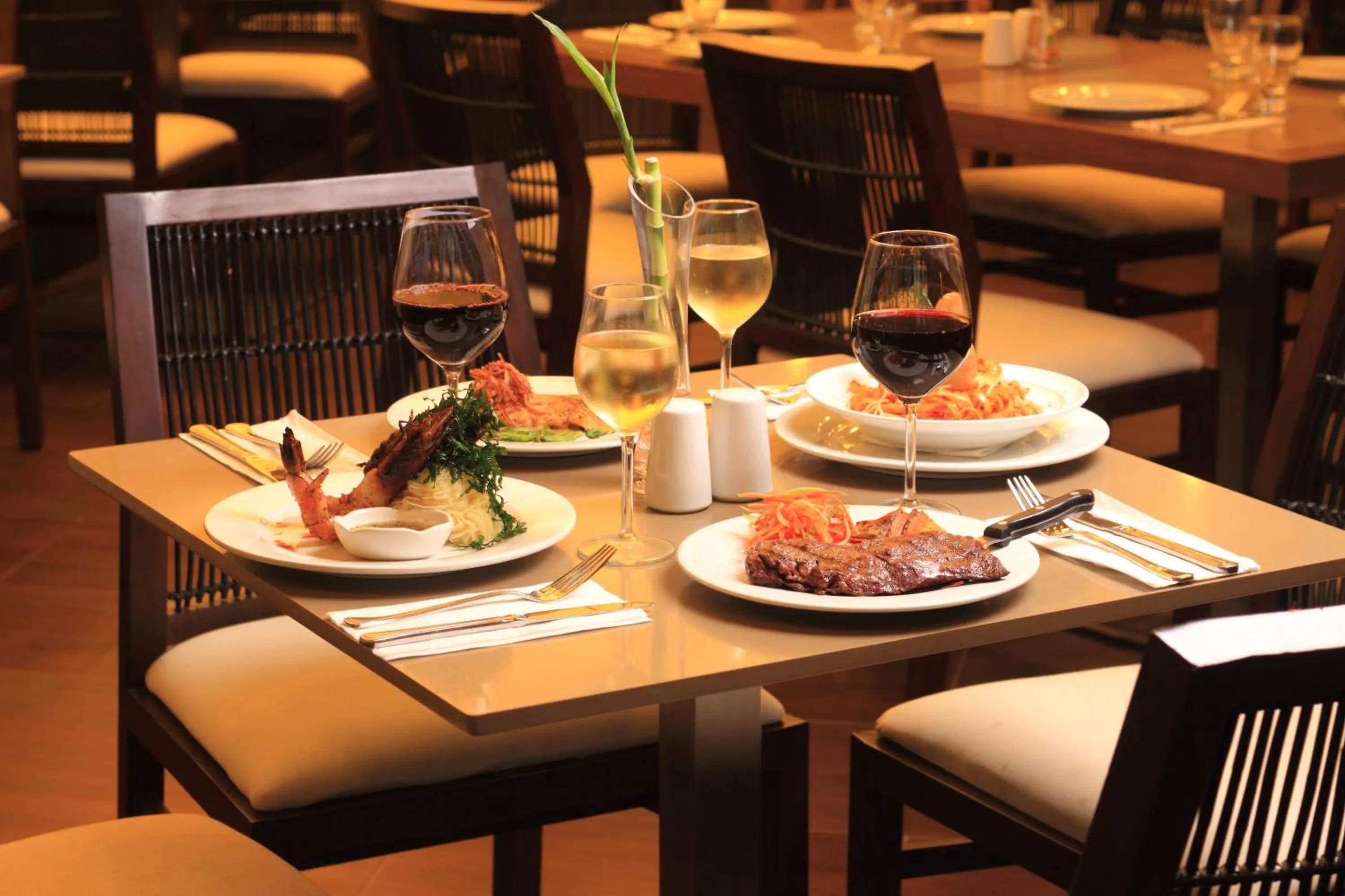 Restaurant/places to eat in Radisson Hotel Panama Canal