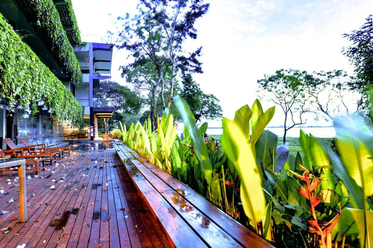 Garden in The Lake Forest Hotel