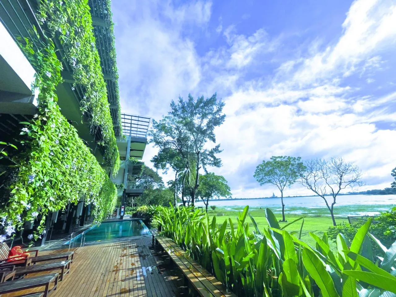 Garden in The Lake Forest Hotel