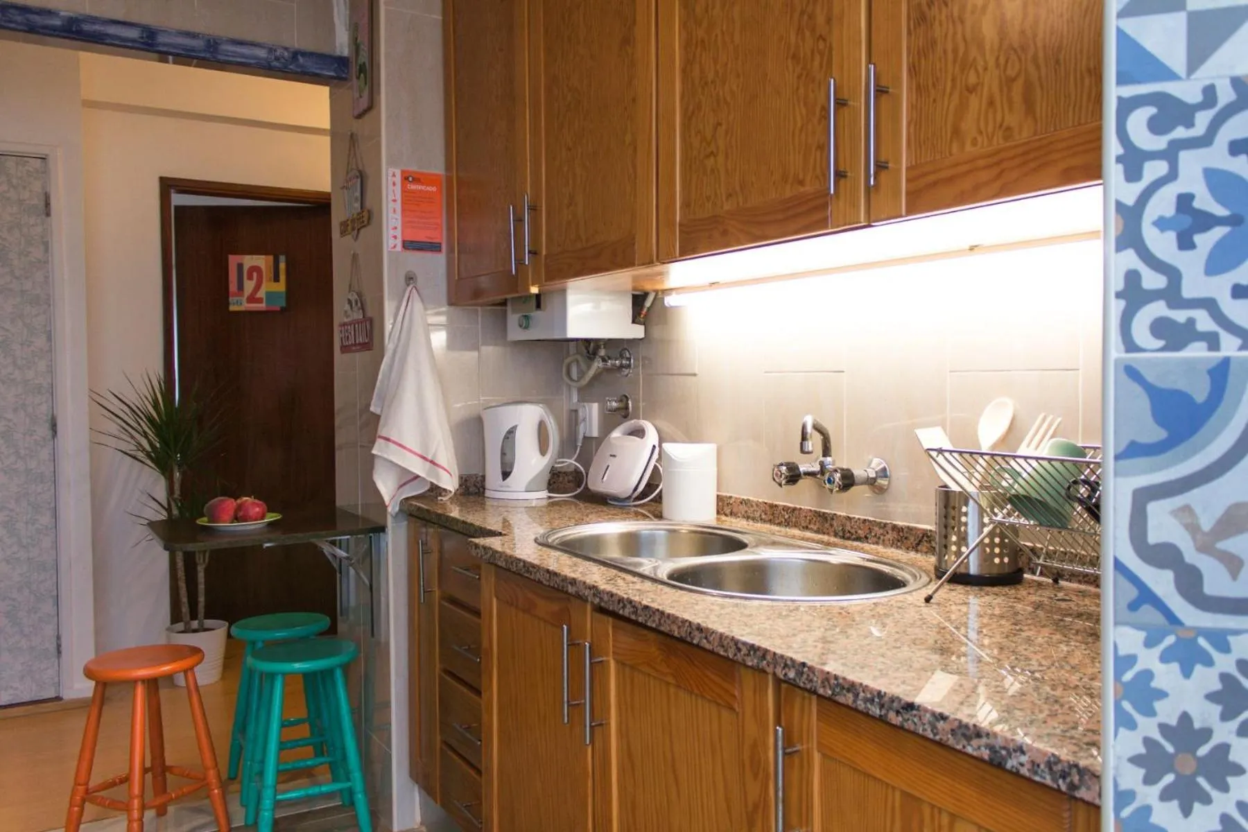 Communal kitchen in Paz & Amor Guest House - Peace & Love