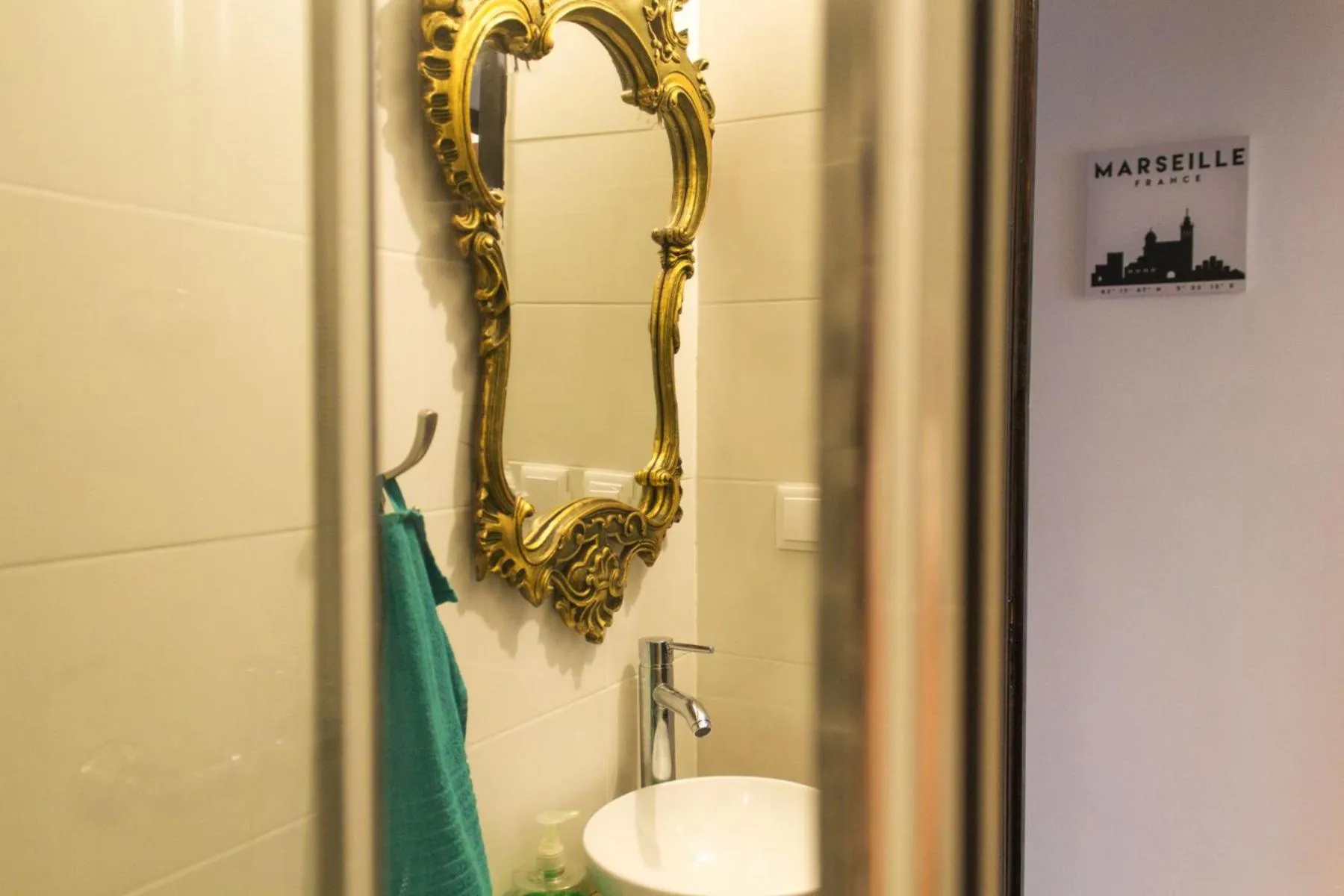 Shower in Paz & Amor Guest House - Peace & Love