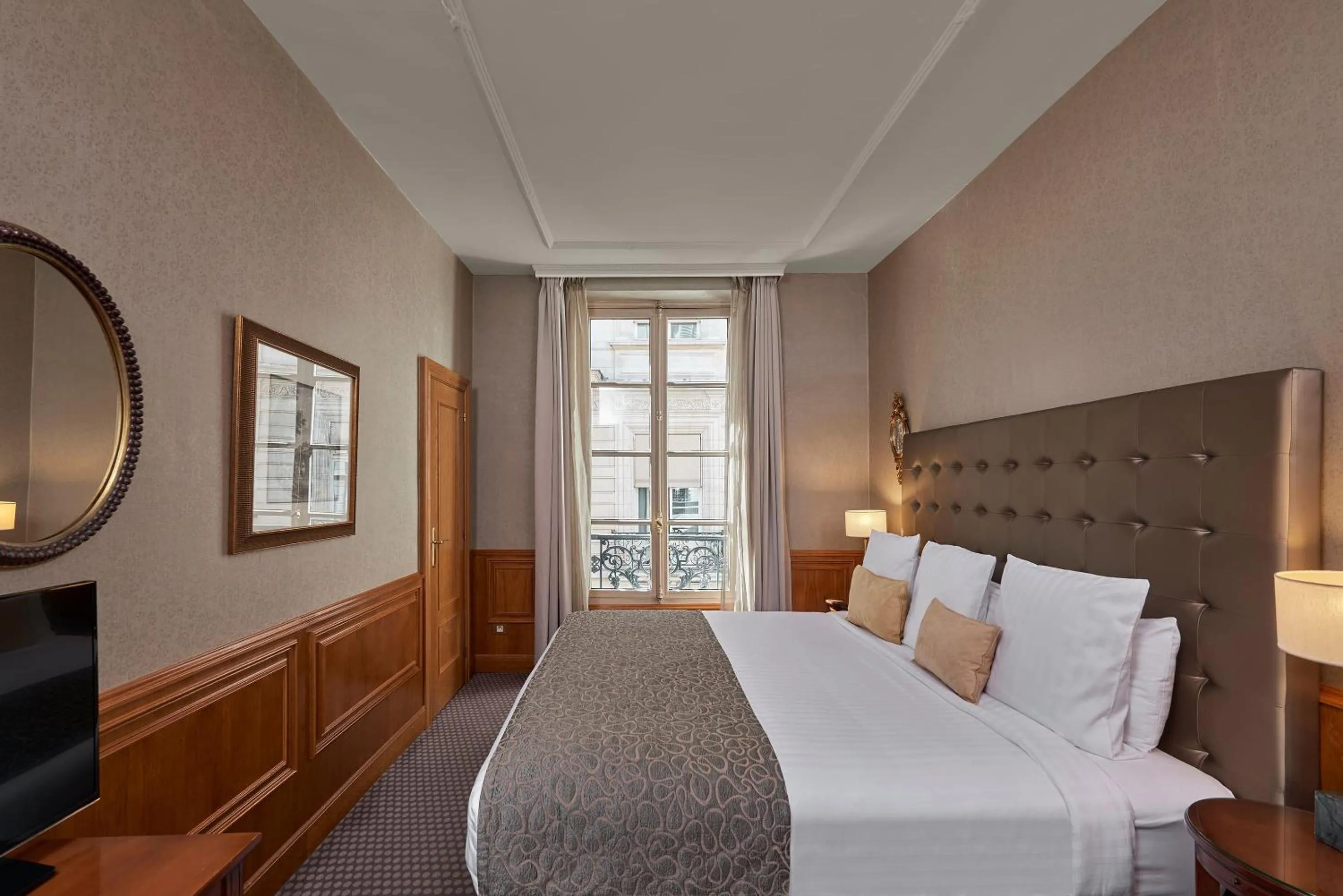 Bed in Meliá Paris Vendôme