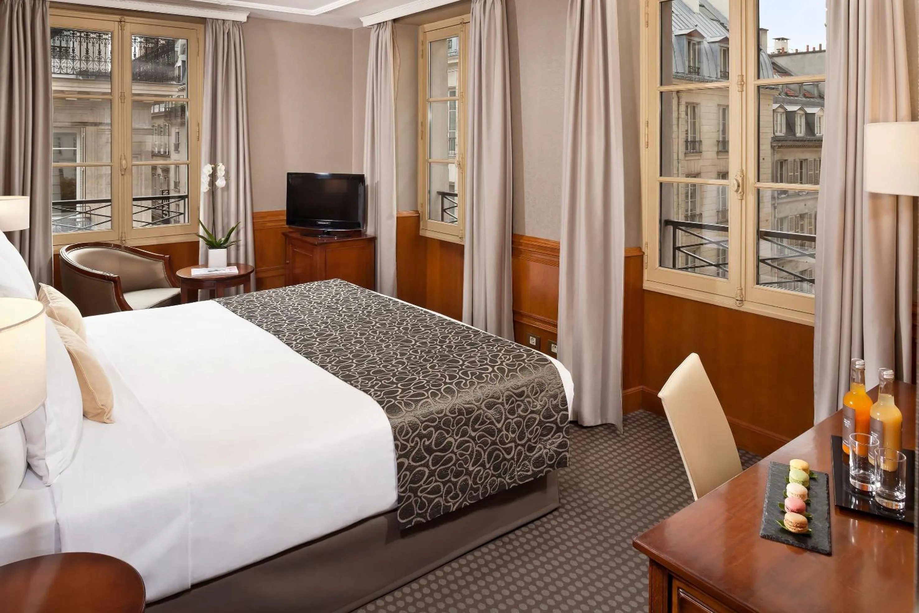 Property building, Bed in Meliá Paris Vendôme