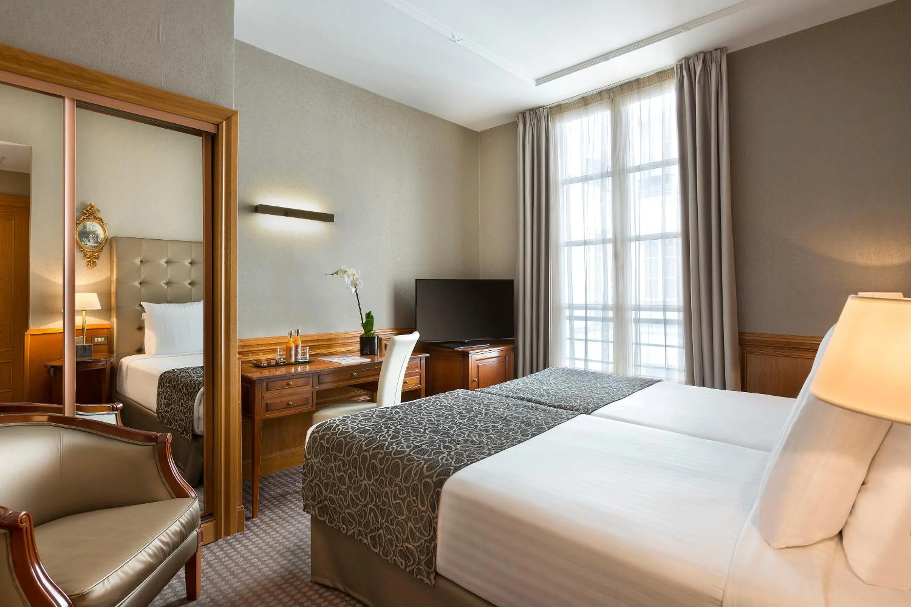 Bed in Meliá Paris Vendôme