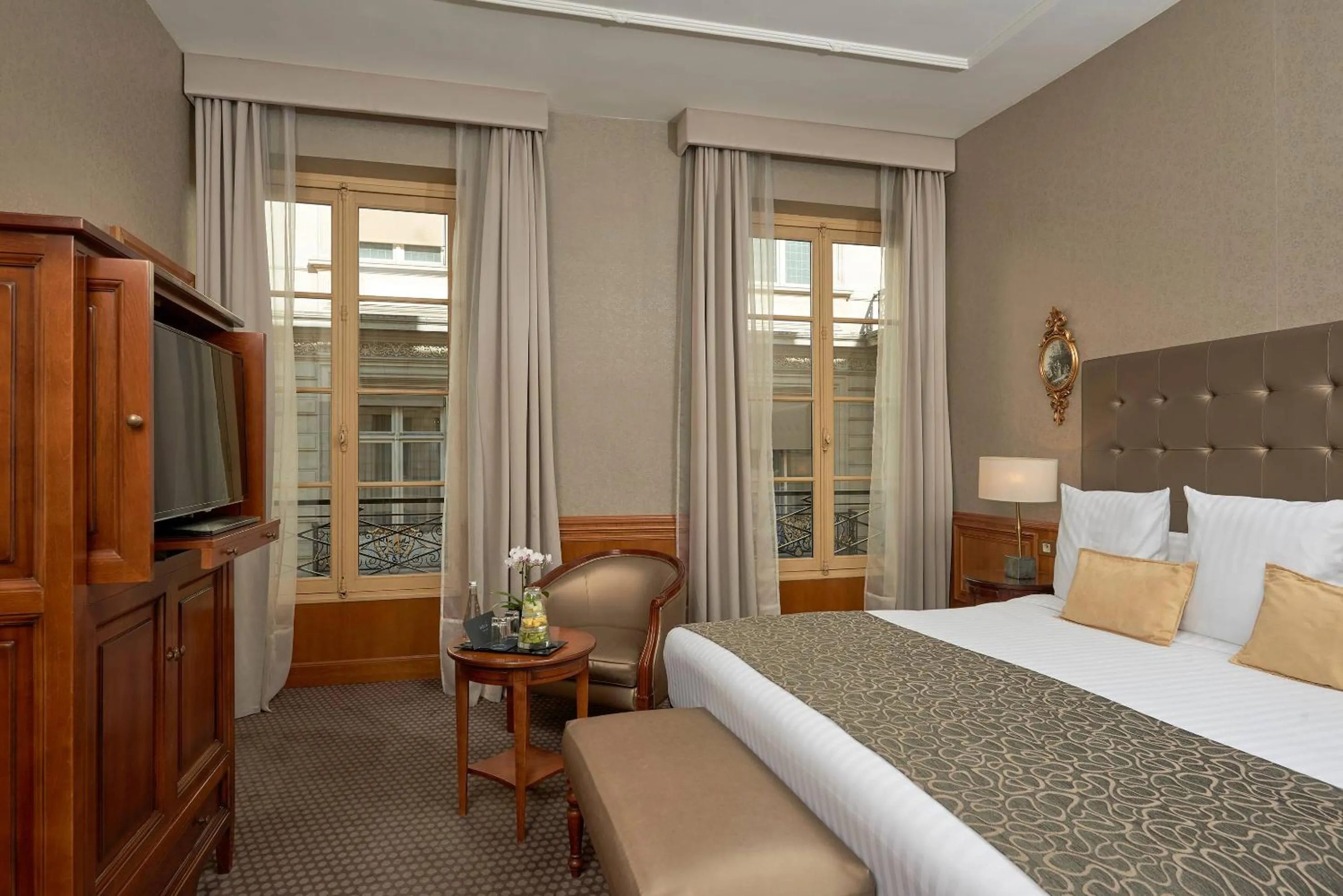 Property building, Bed in Meliá Paris Vendôme