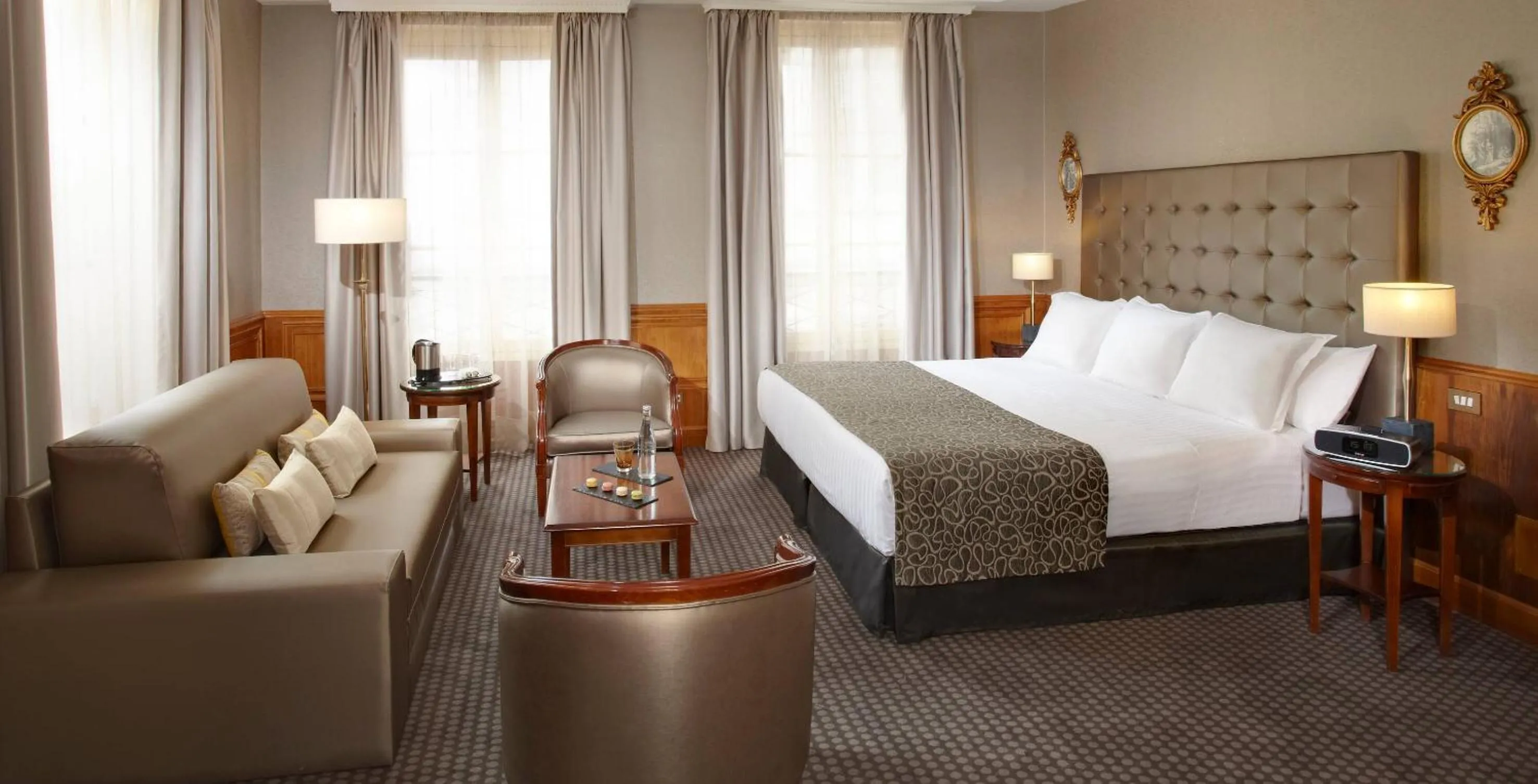 Property building, Bed in Meliá Paris Vendôme