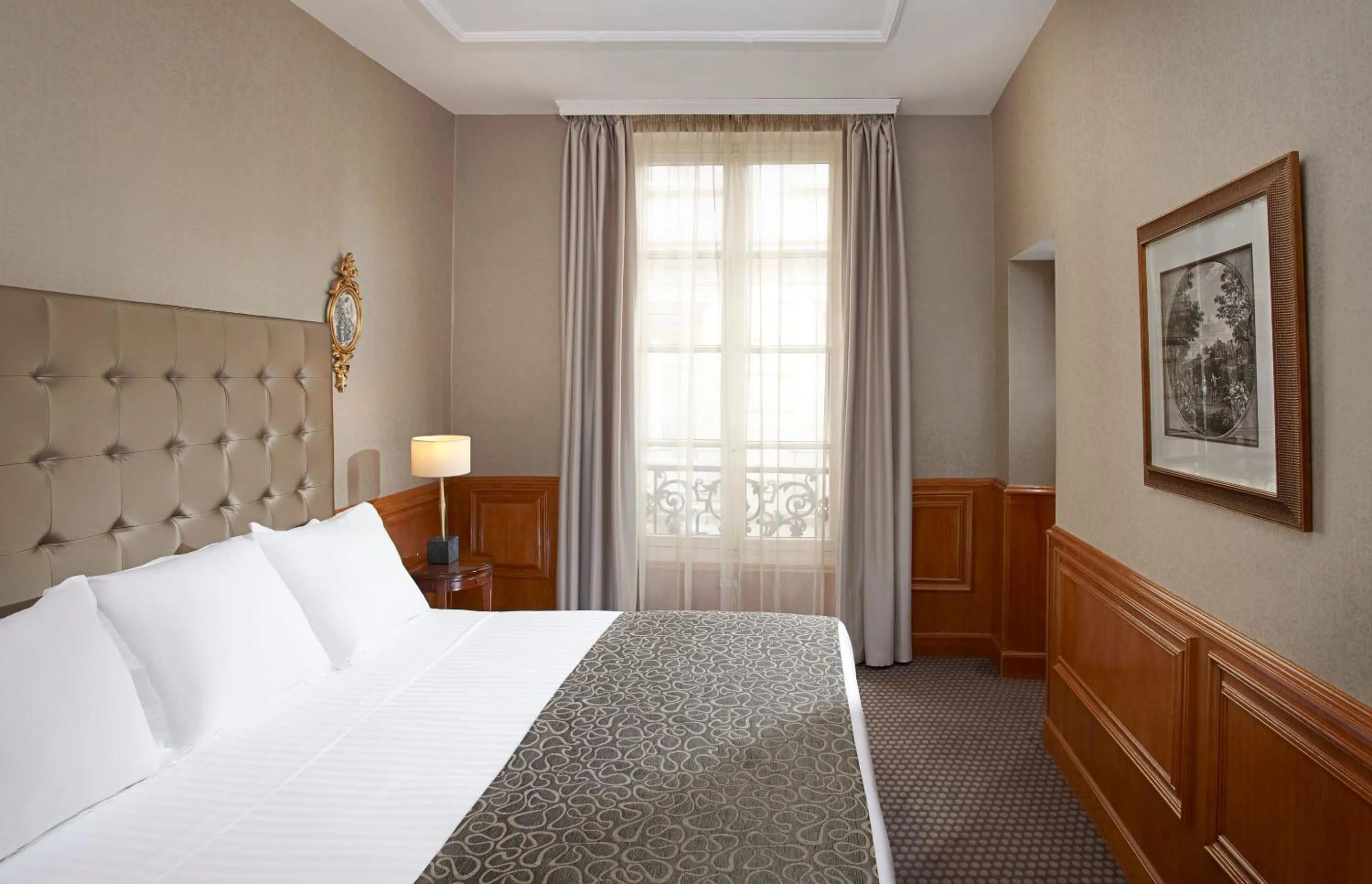 Property building, Bed in Meliá Paris Vendôme