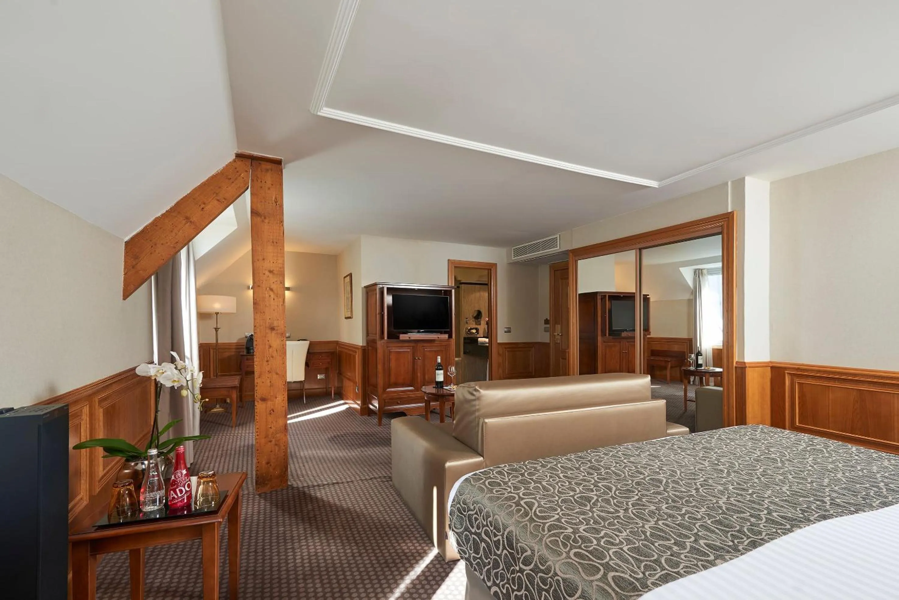 Bed in Meliá Paris Vendôme