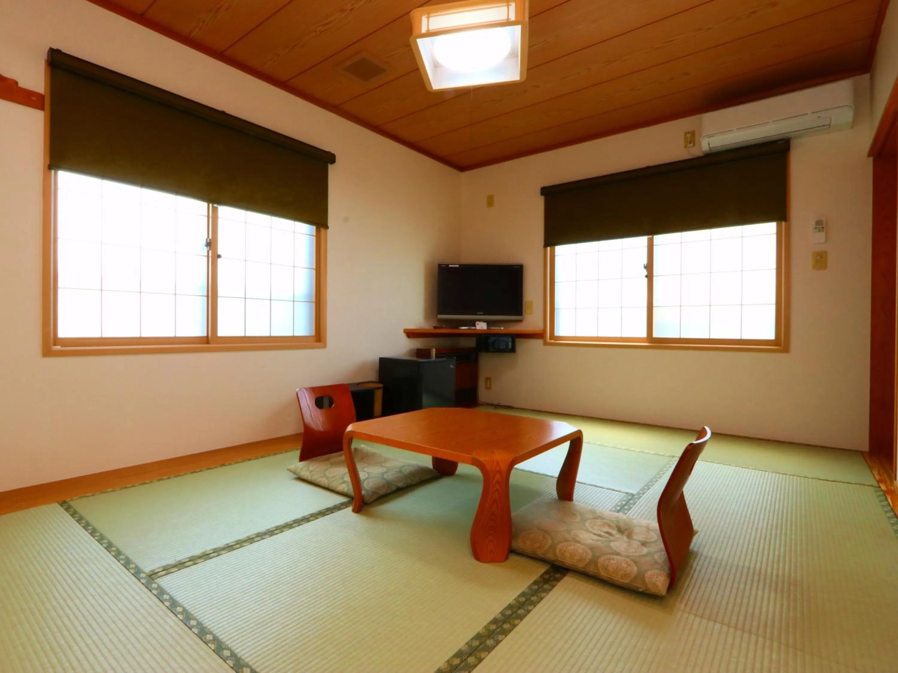 Photo of the whole room in Takanoya
