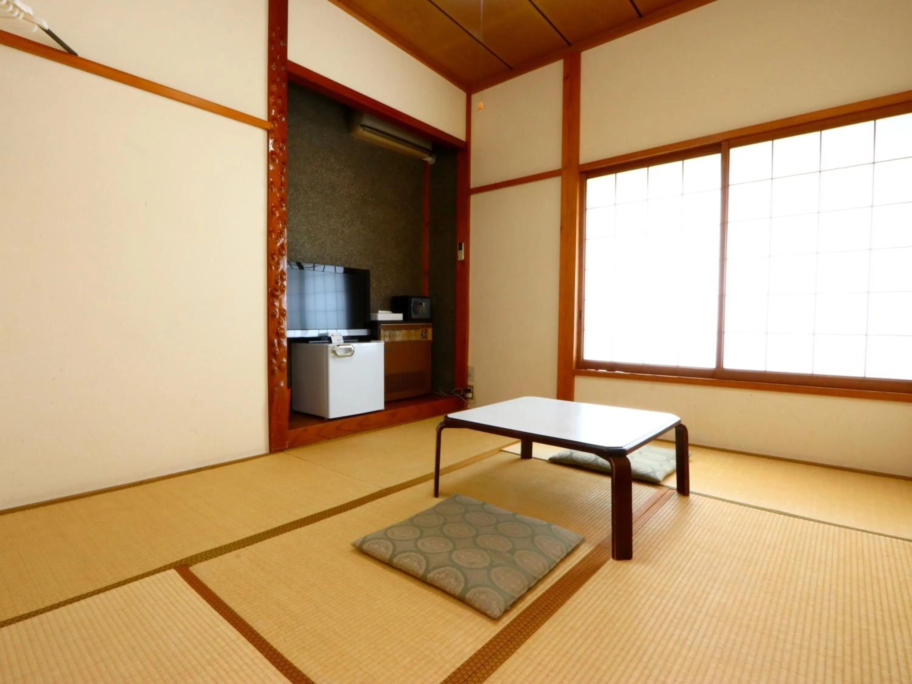 Photo of the whole room in Takanoya