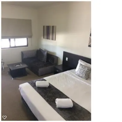 Bed in Injune Motor Inn