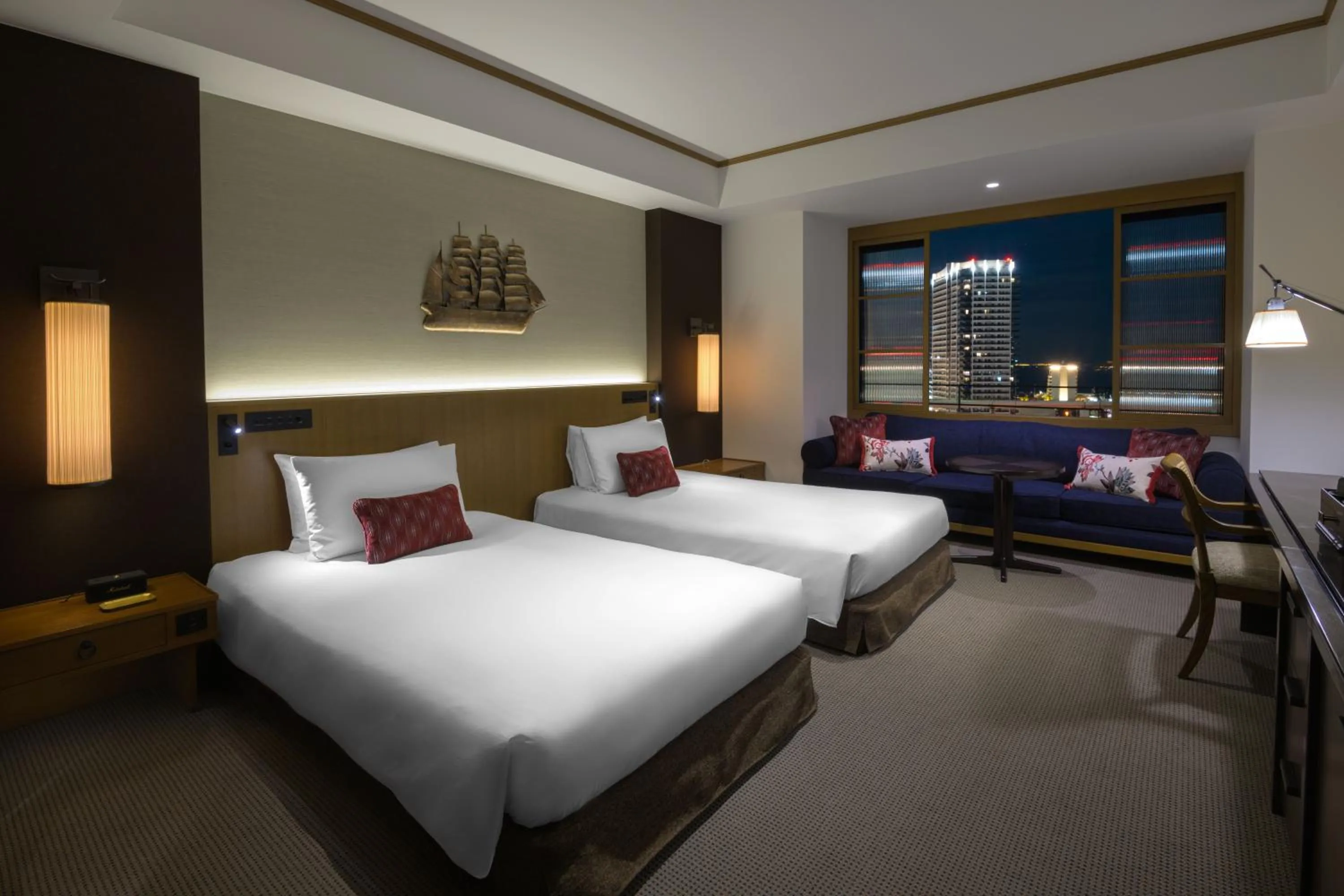 Photo of the whole room, Bed in Oriental Hotel