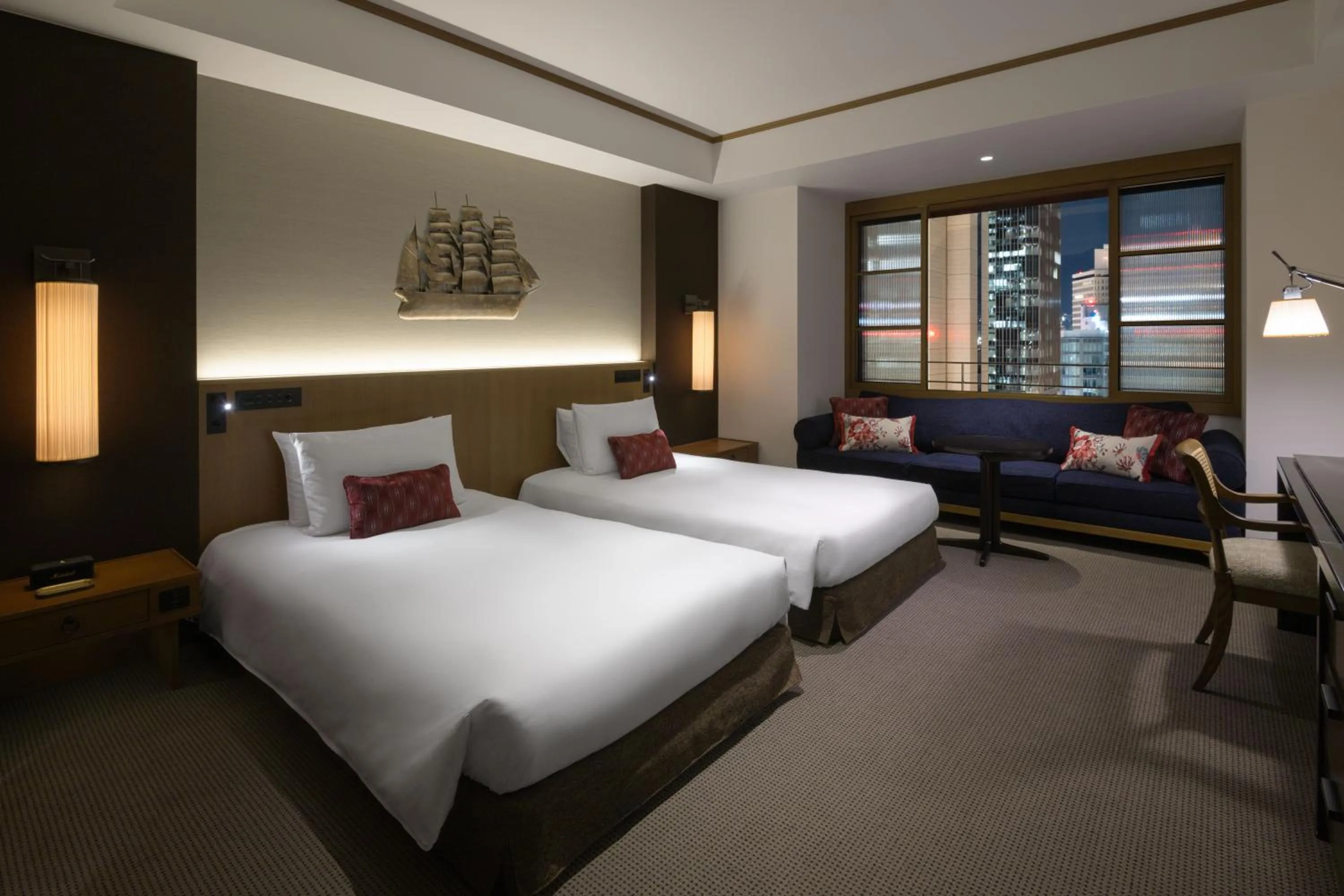 Photo of the whole room, Bed in Oriental Hotel