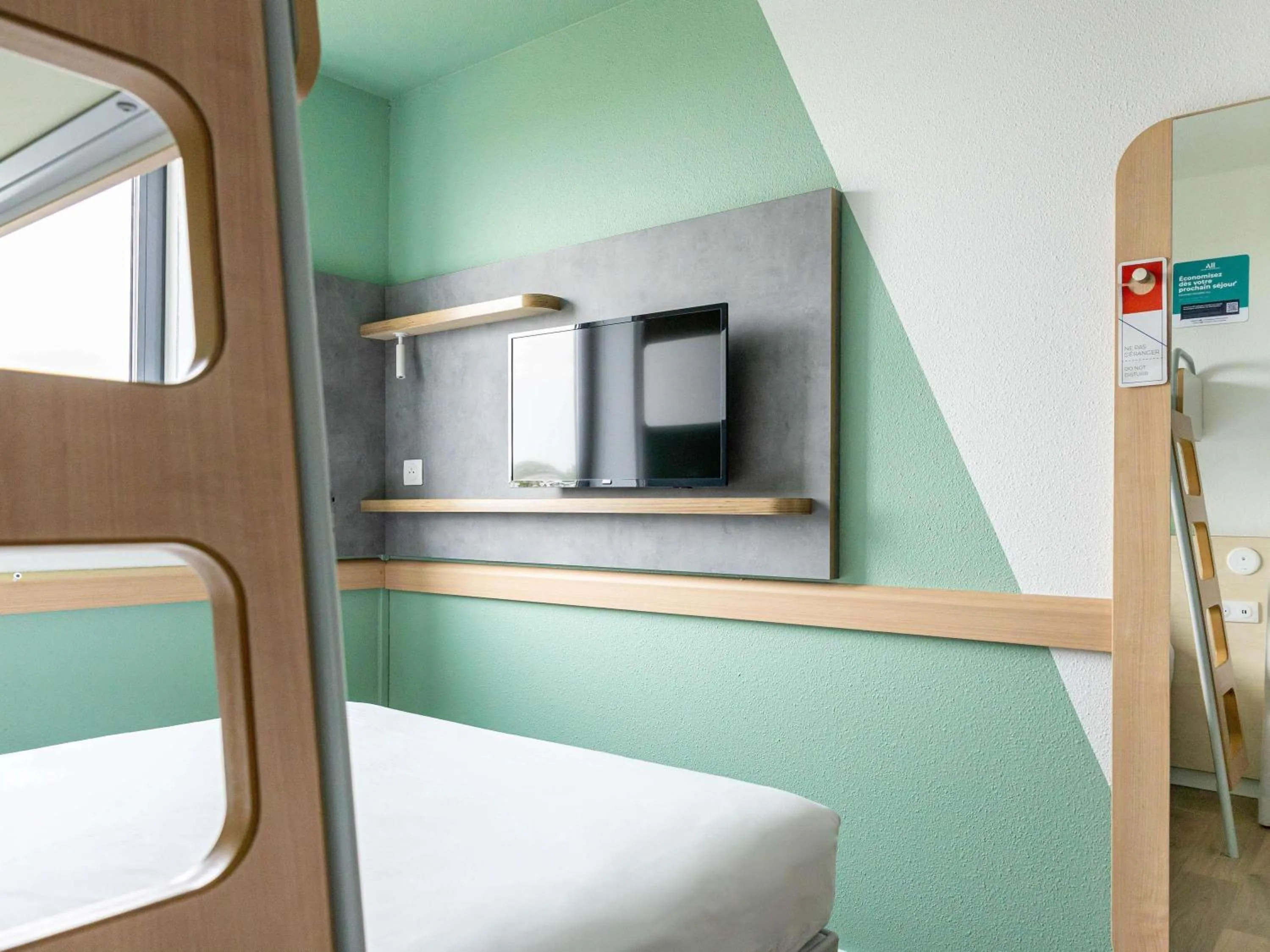 Bedroom, Bed in ibis budget Toulouse Aeroport