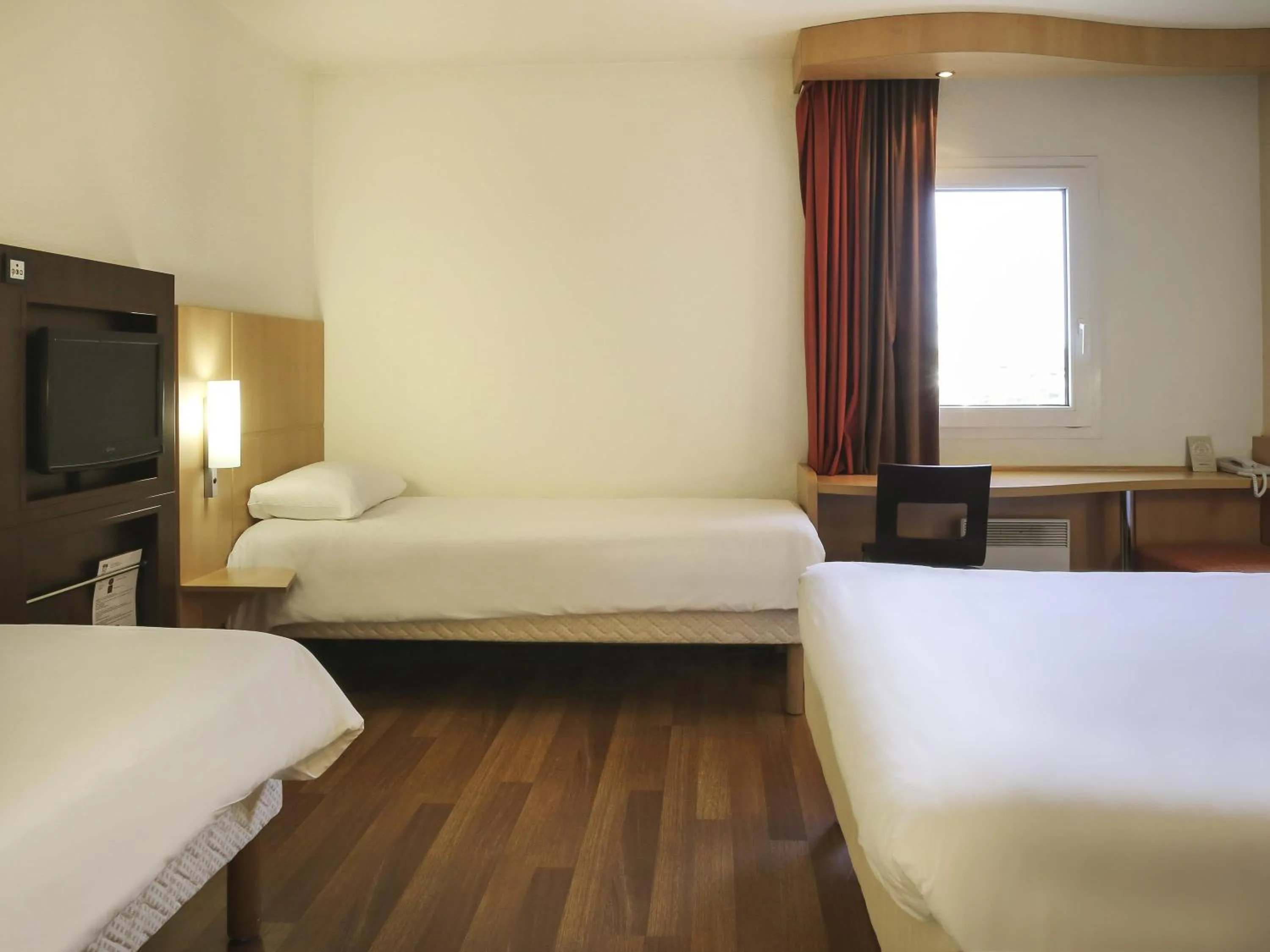 Bedroom, Bed in ibis Bourg Jasseron/Teyssonge