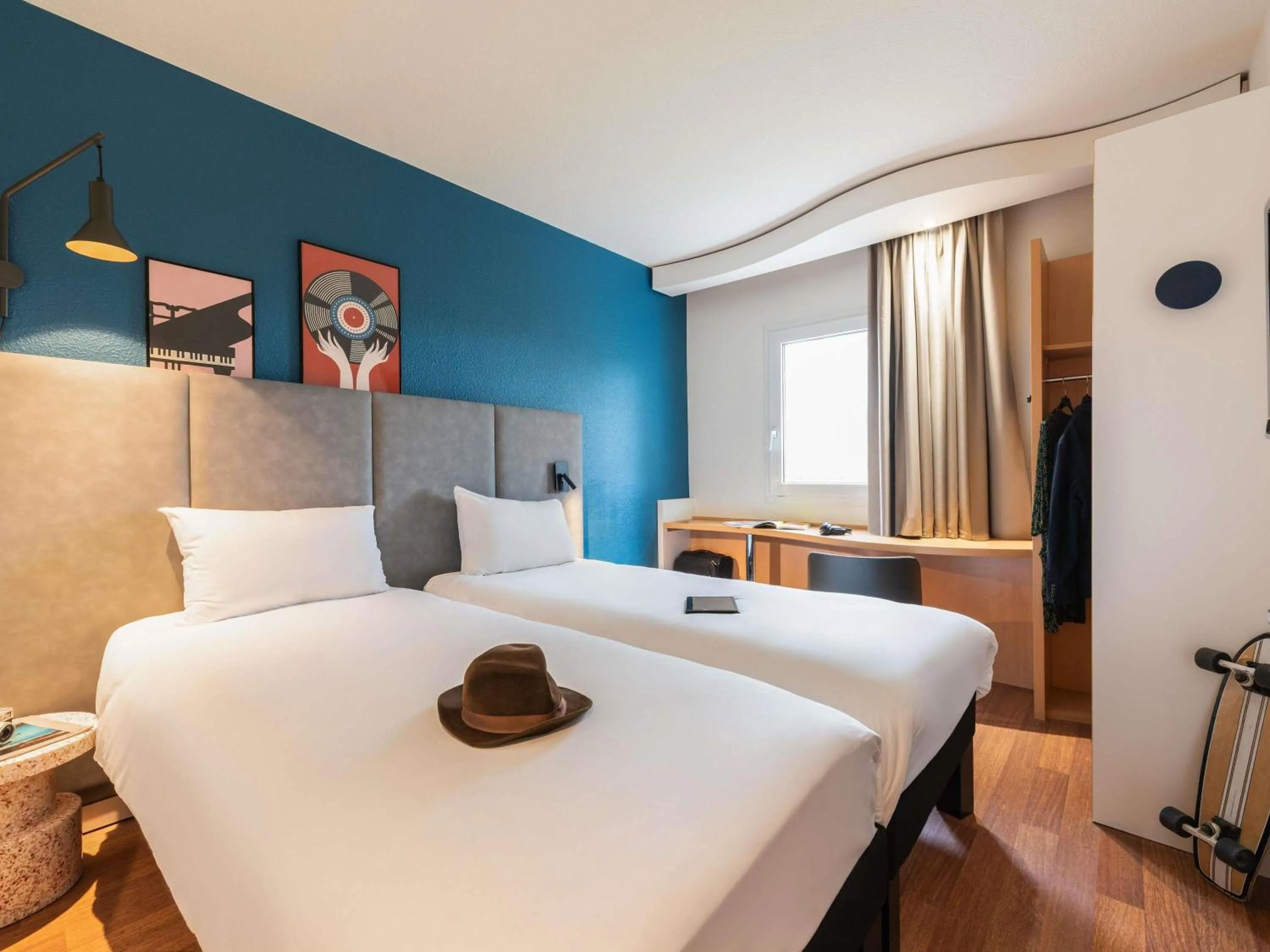 Property building, Bed in ibis Bourg Jasseron/Teyssonge