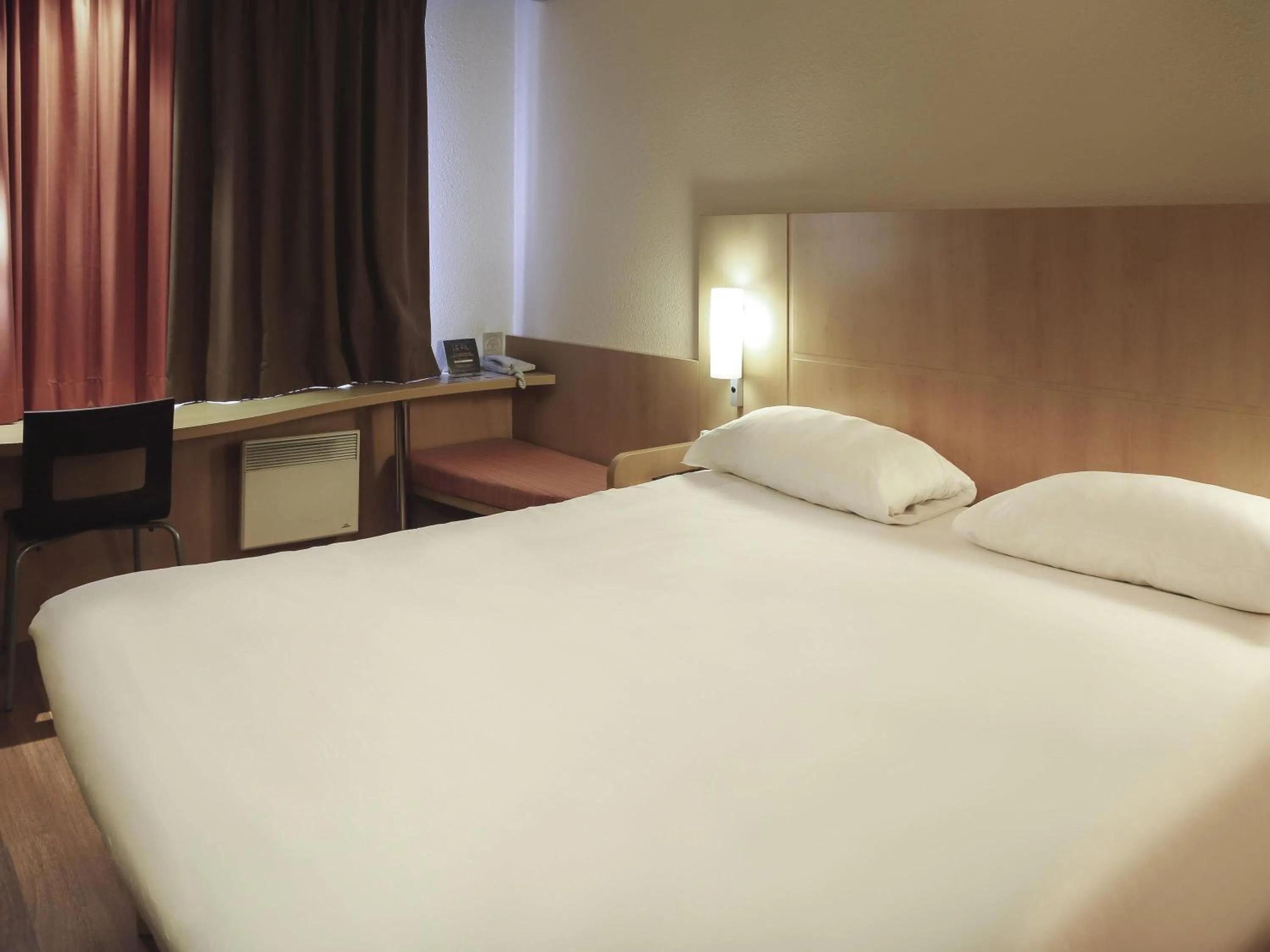 Bedroom, Bed in ibis Bourg Jasseron/Teyssonge