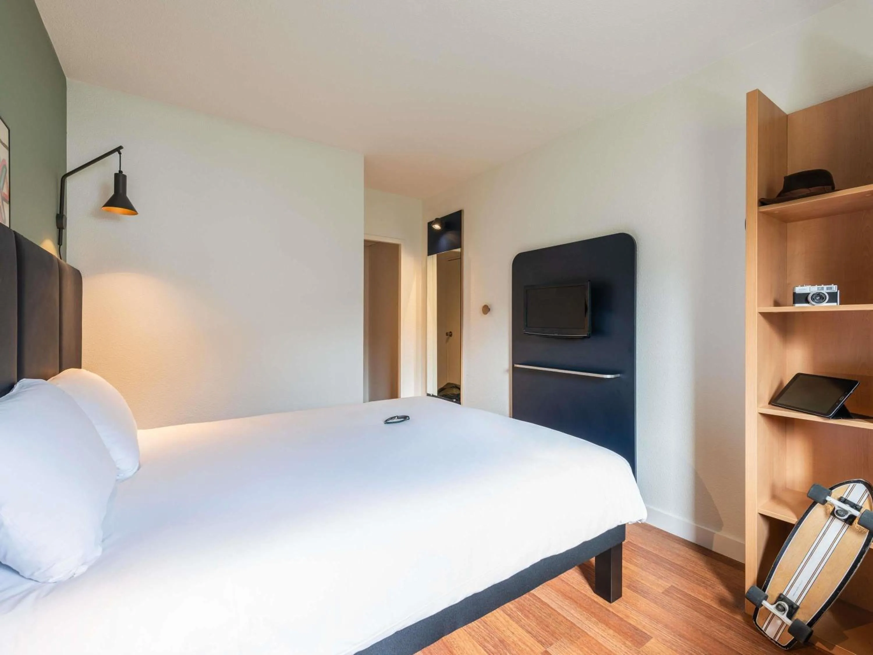 Property building, Bed in ibis Bourg Jasseron/Teyssonge