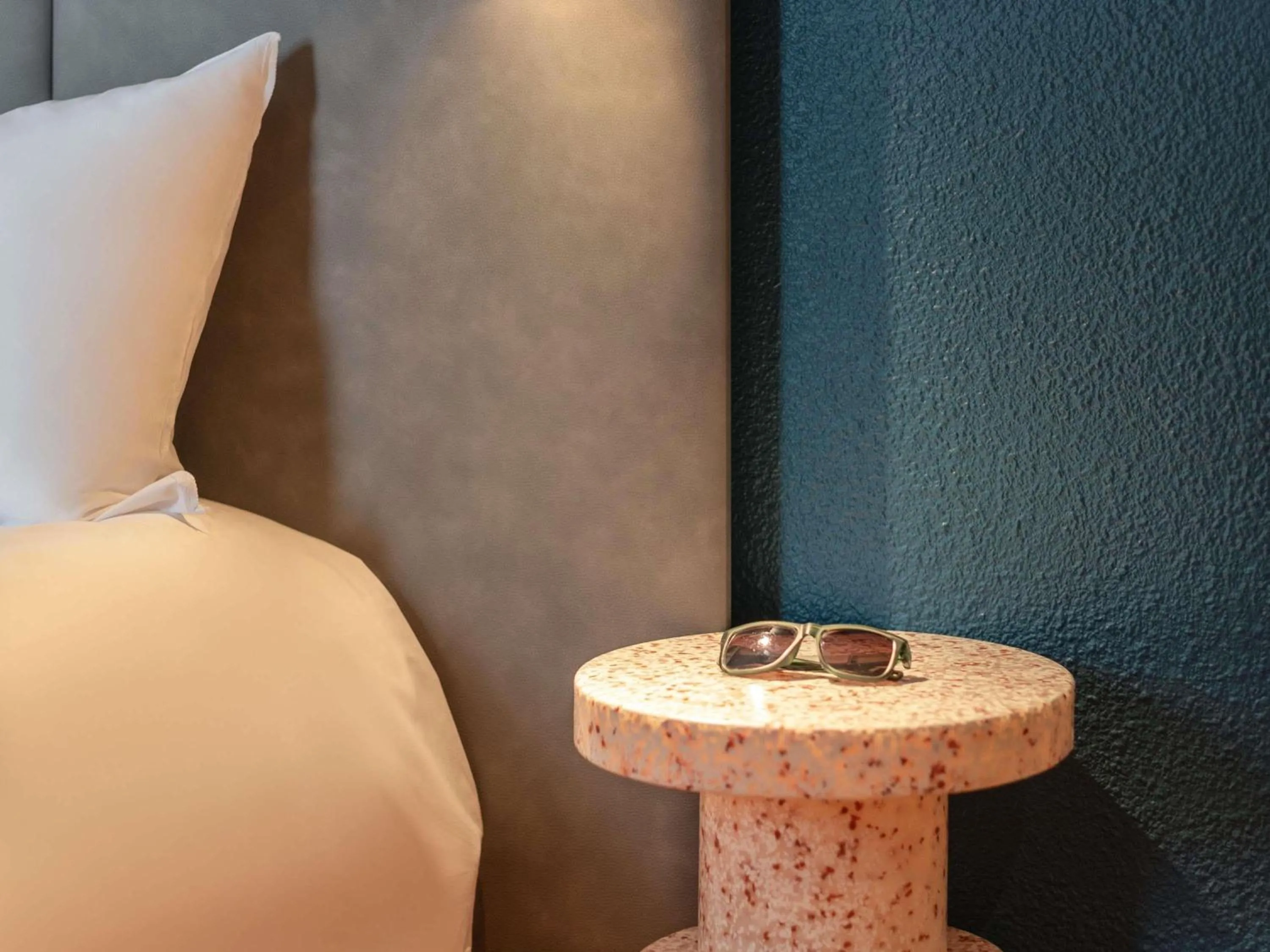 Property building, Bed in ibis Bourg Jasseron/Teyssonge