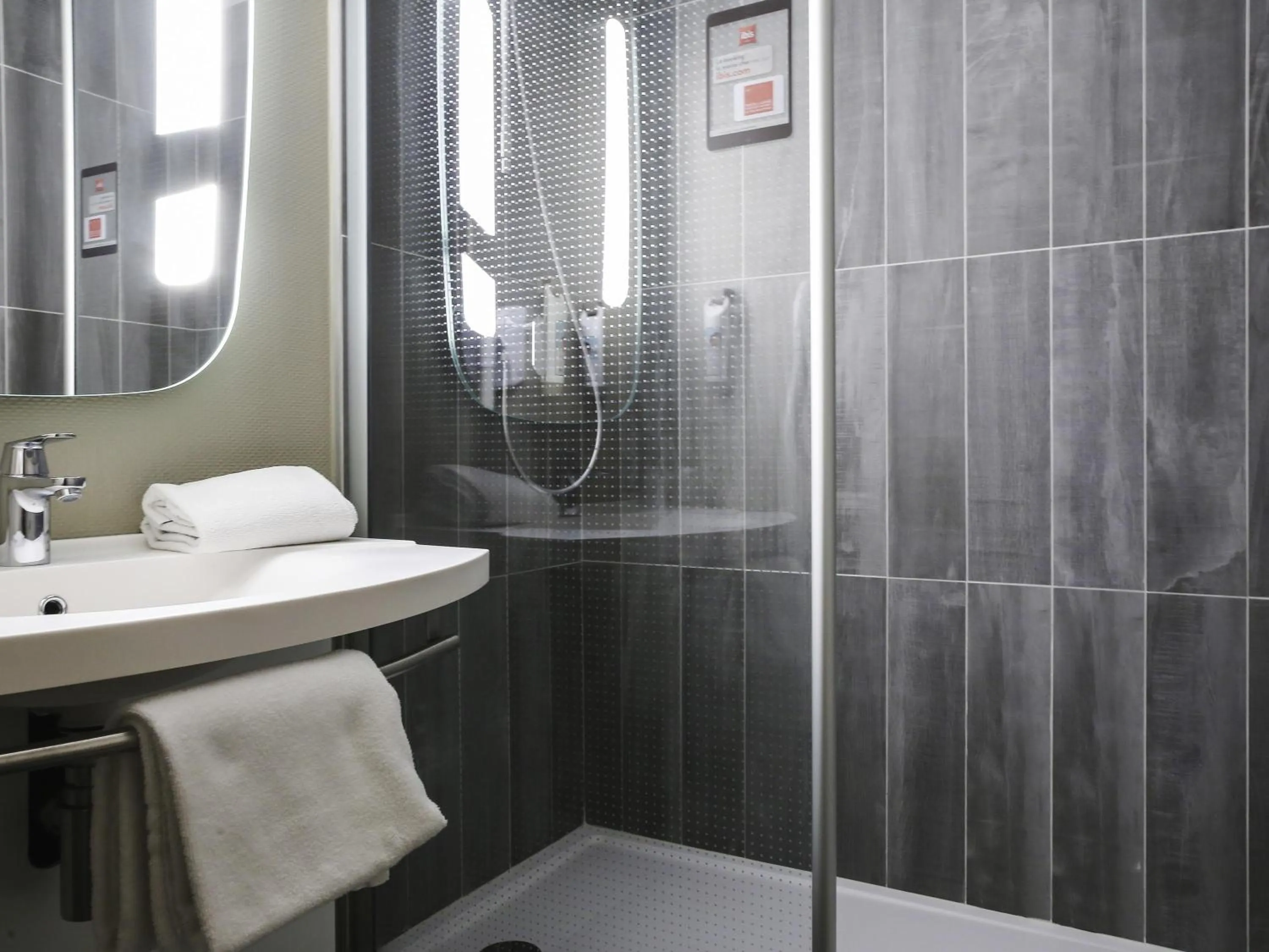 Bedroom in ibis Bourg Jasseron/Teyssonge