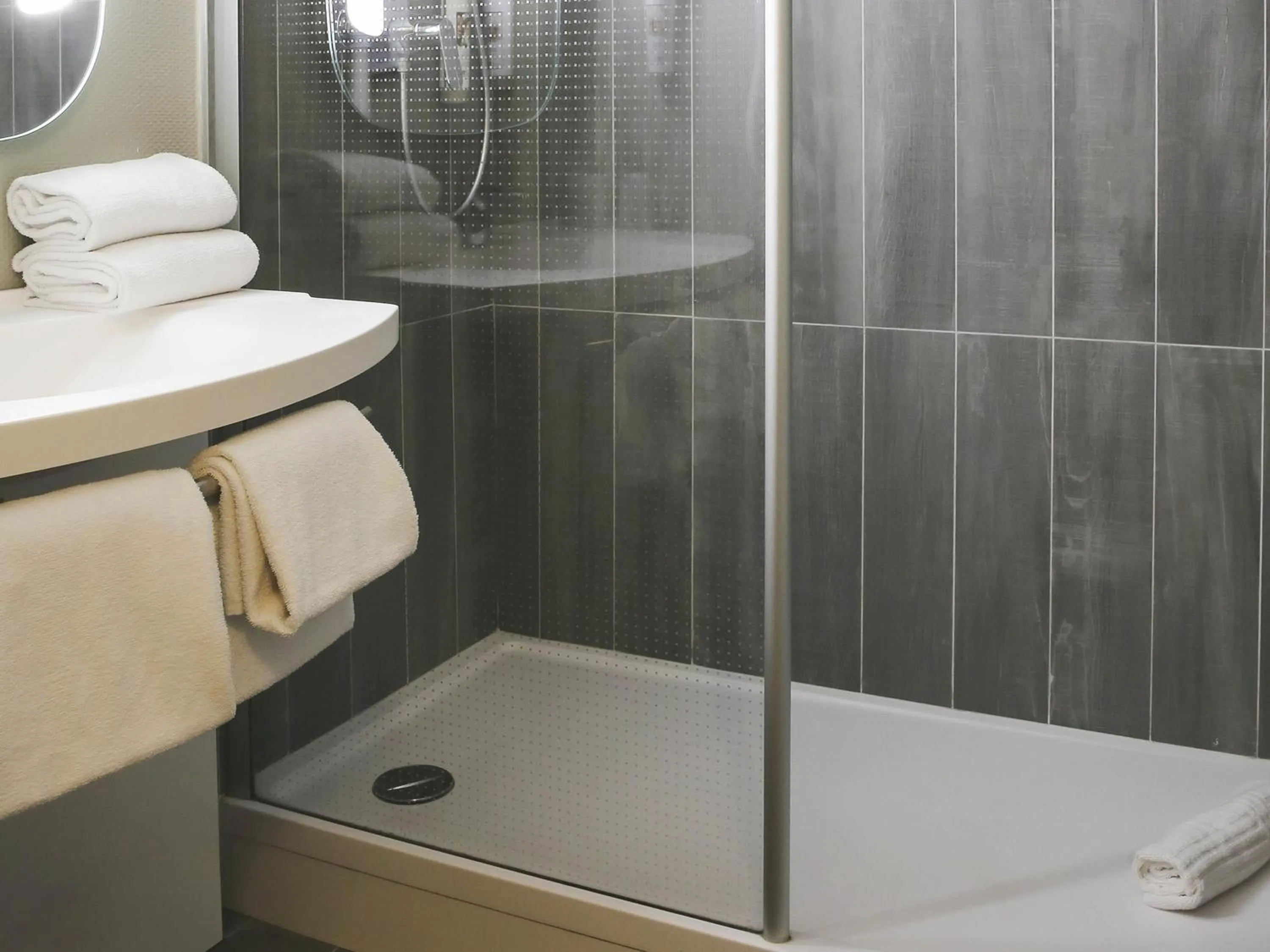 Bedroom in ibis Bourg Jasseron/Teyssonge