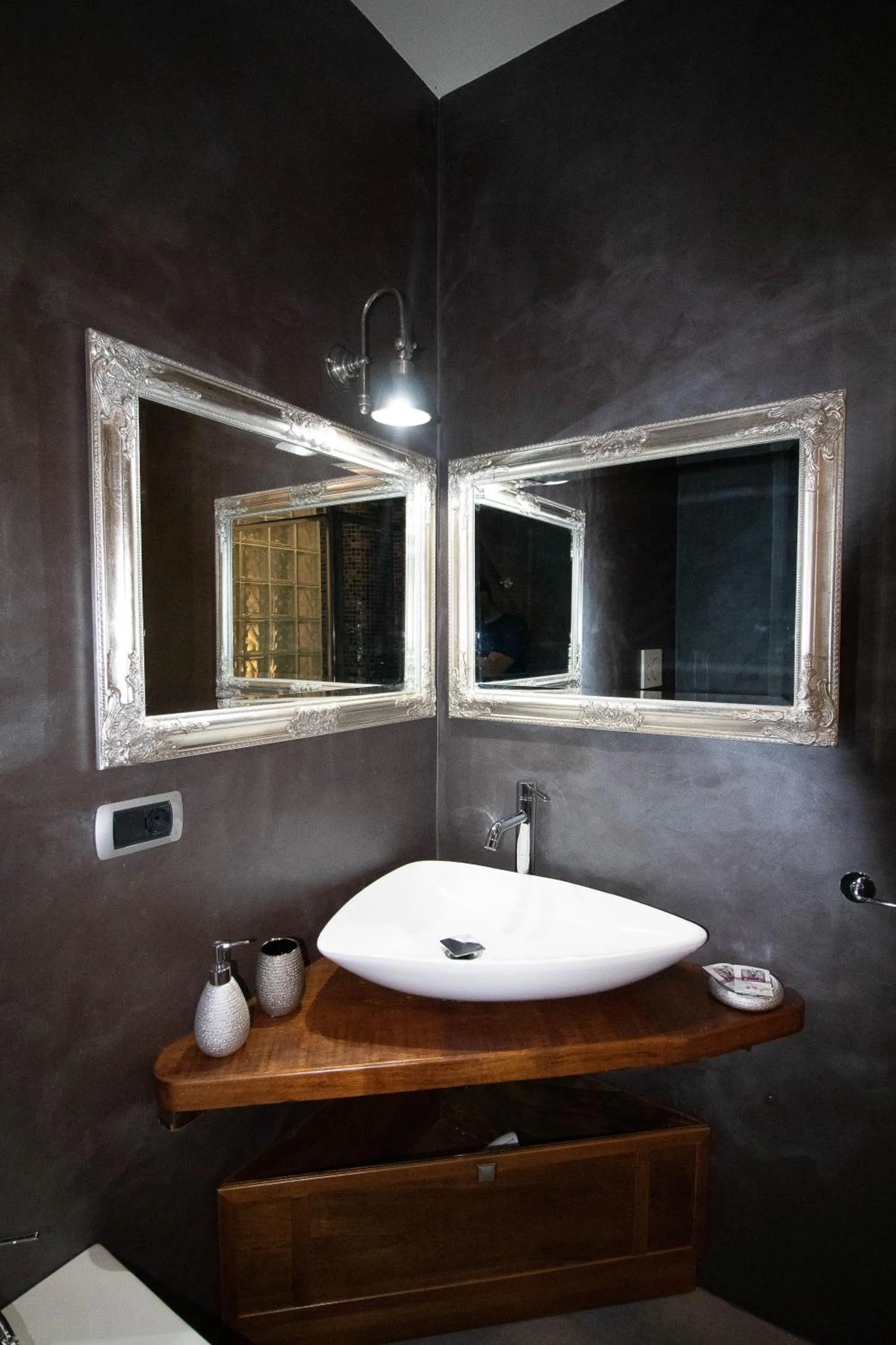 Shower in La Casa di Adele Cagliari B&B