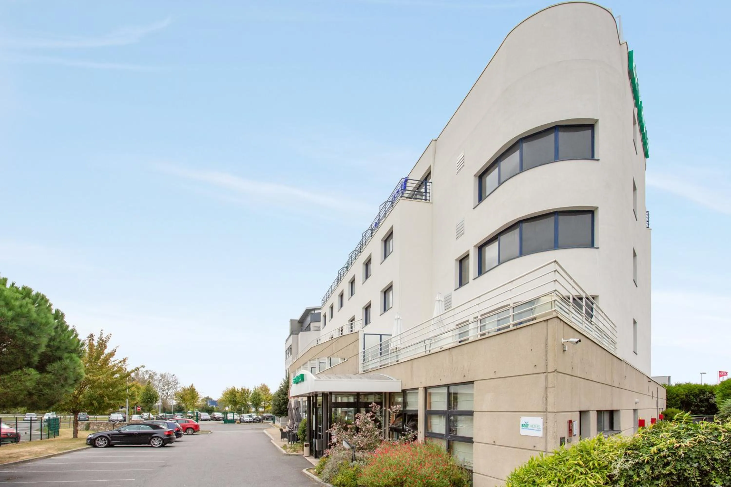 Property building in Brit Hotel Saint Malo – Le Transat