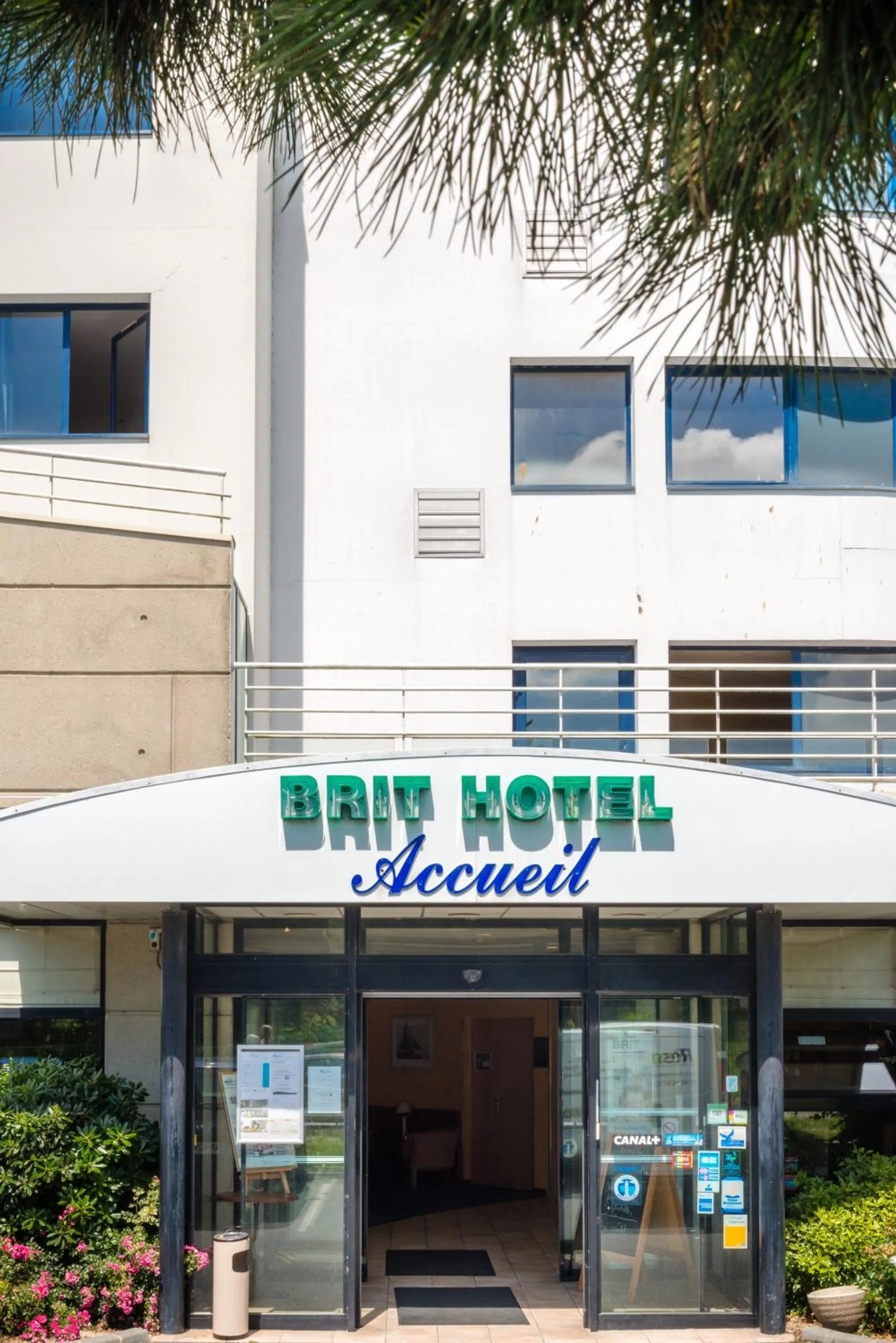 Property building in Brit Hotel Saint Malo – Le Transat