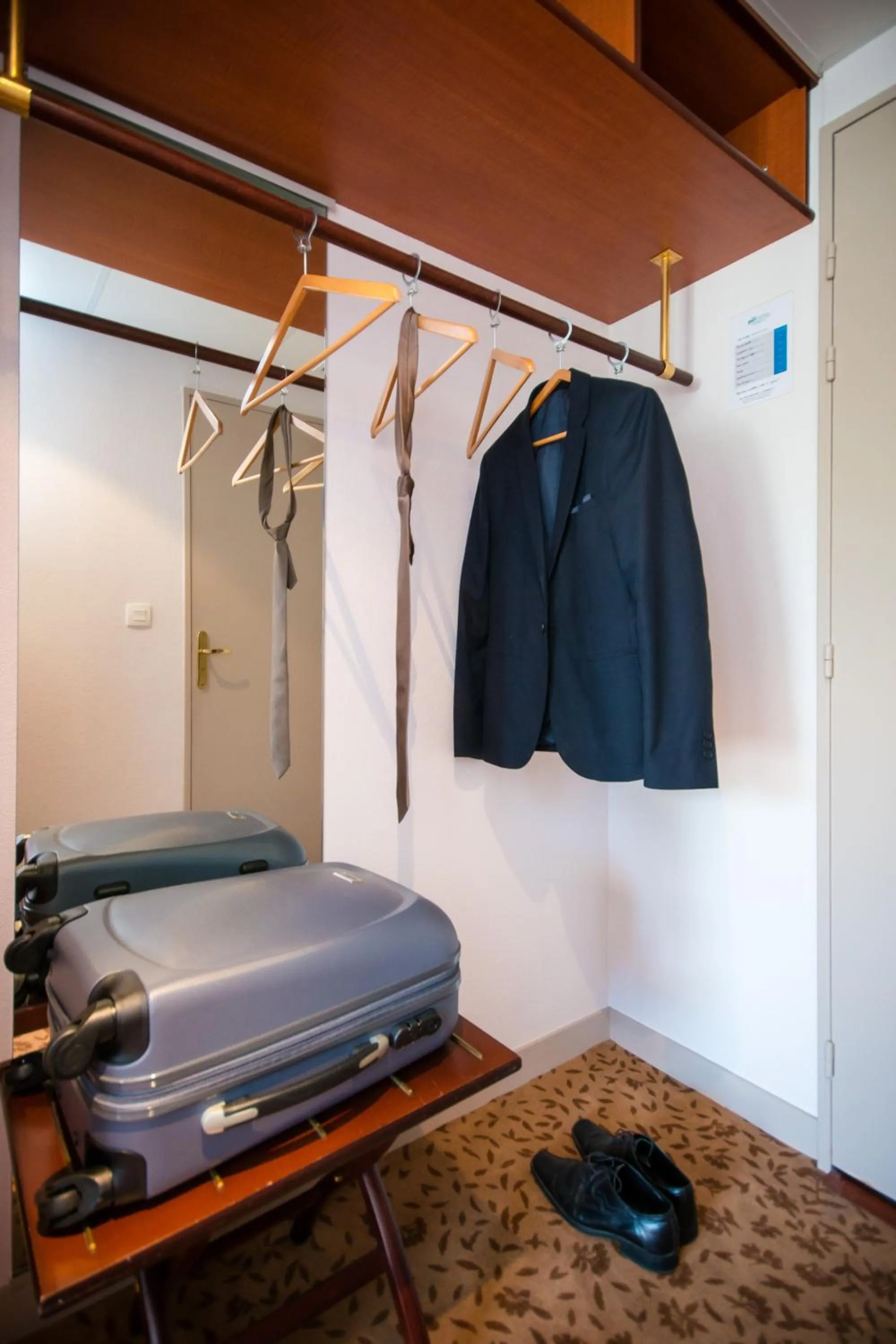 wardrobe in Brit Hotel Saint Malo – Le Transat