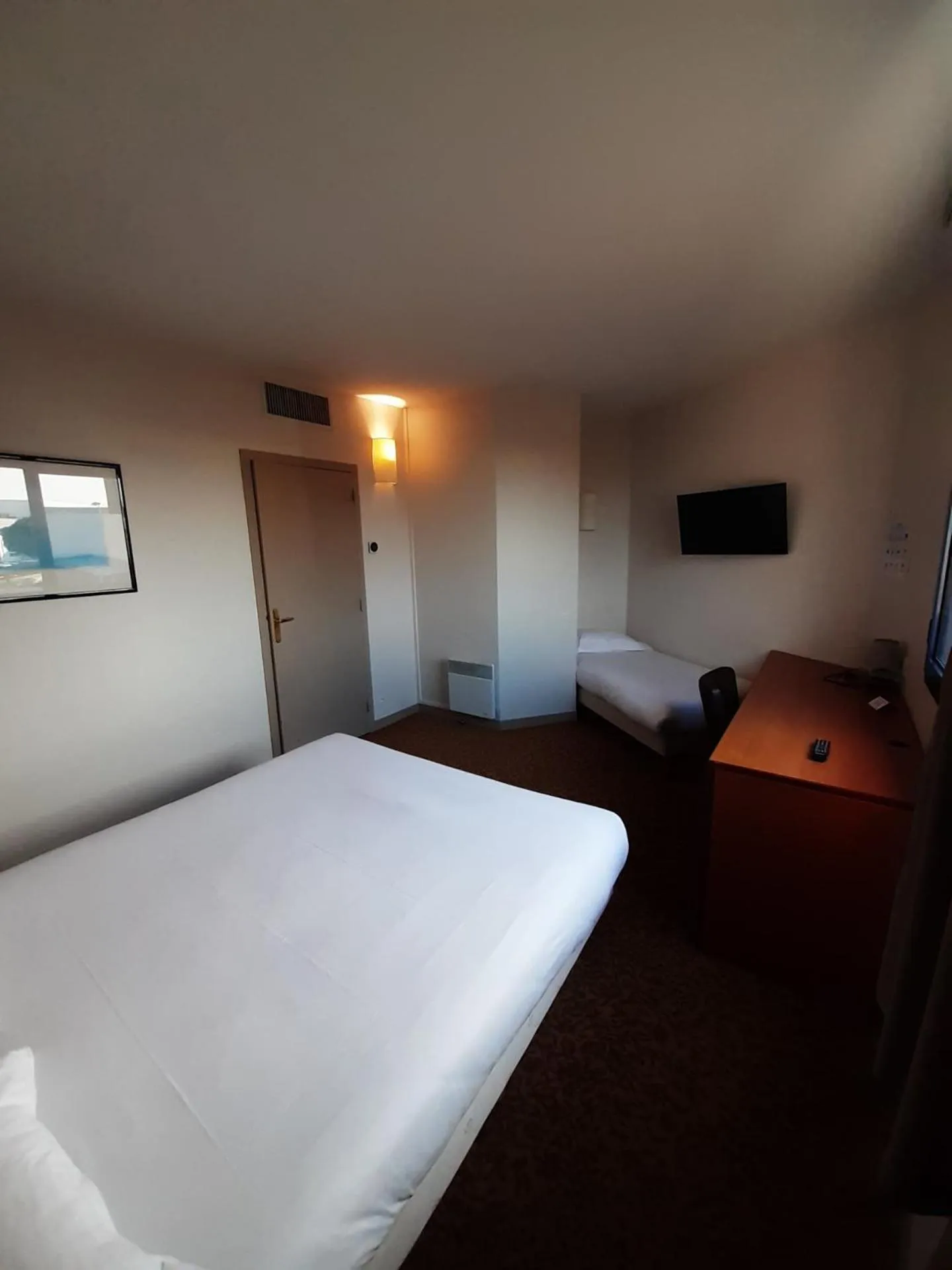 Bed in Brit Hotel Saint Malo – Le Transat