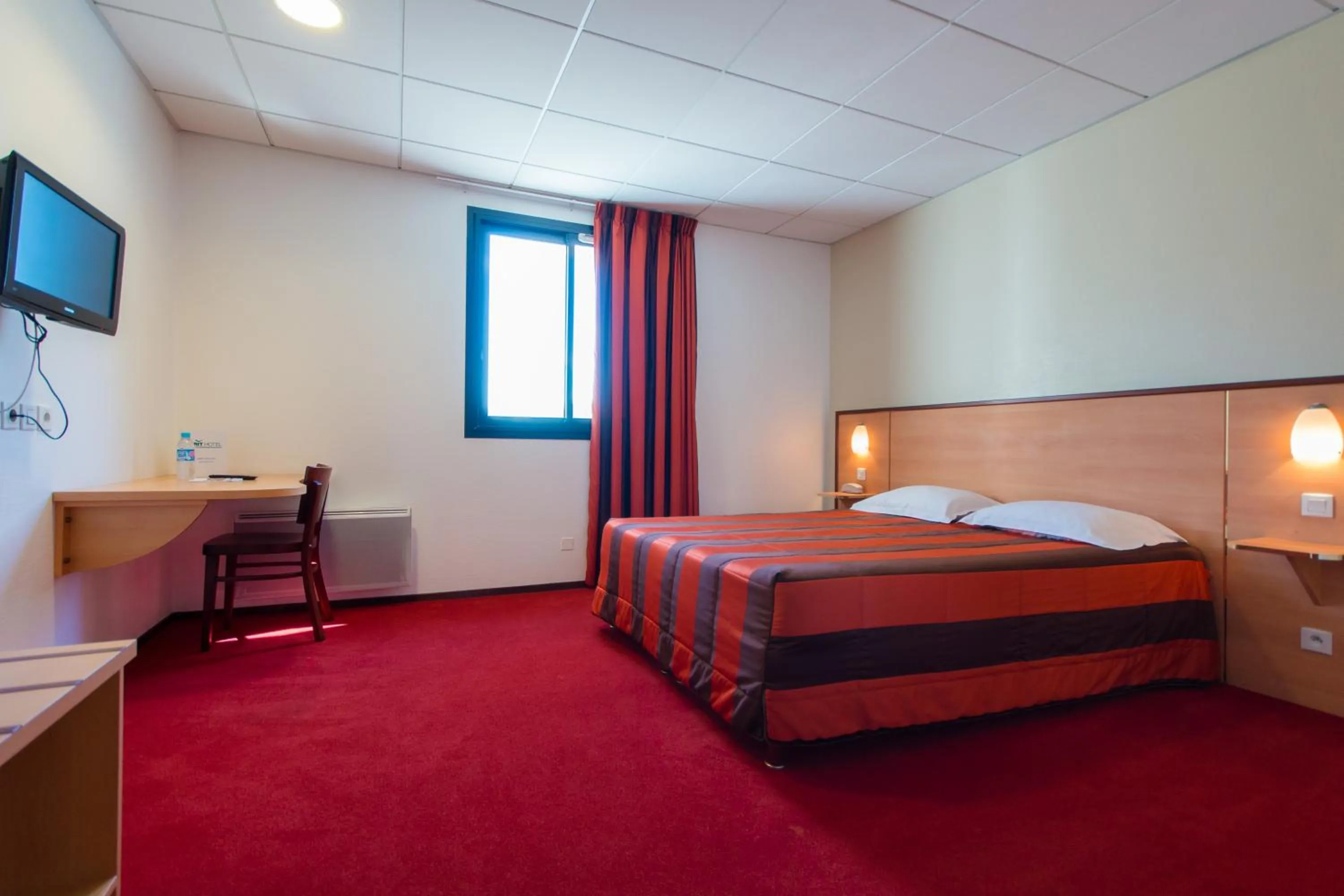 Bedroom, Bed in Brit Hotel Saint Malo – Le Transat